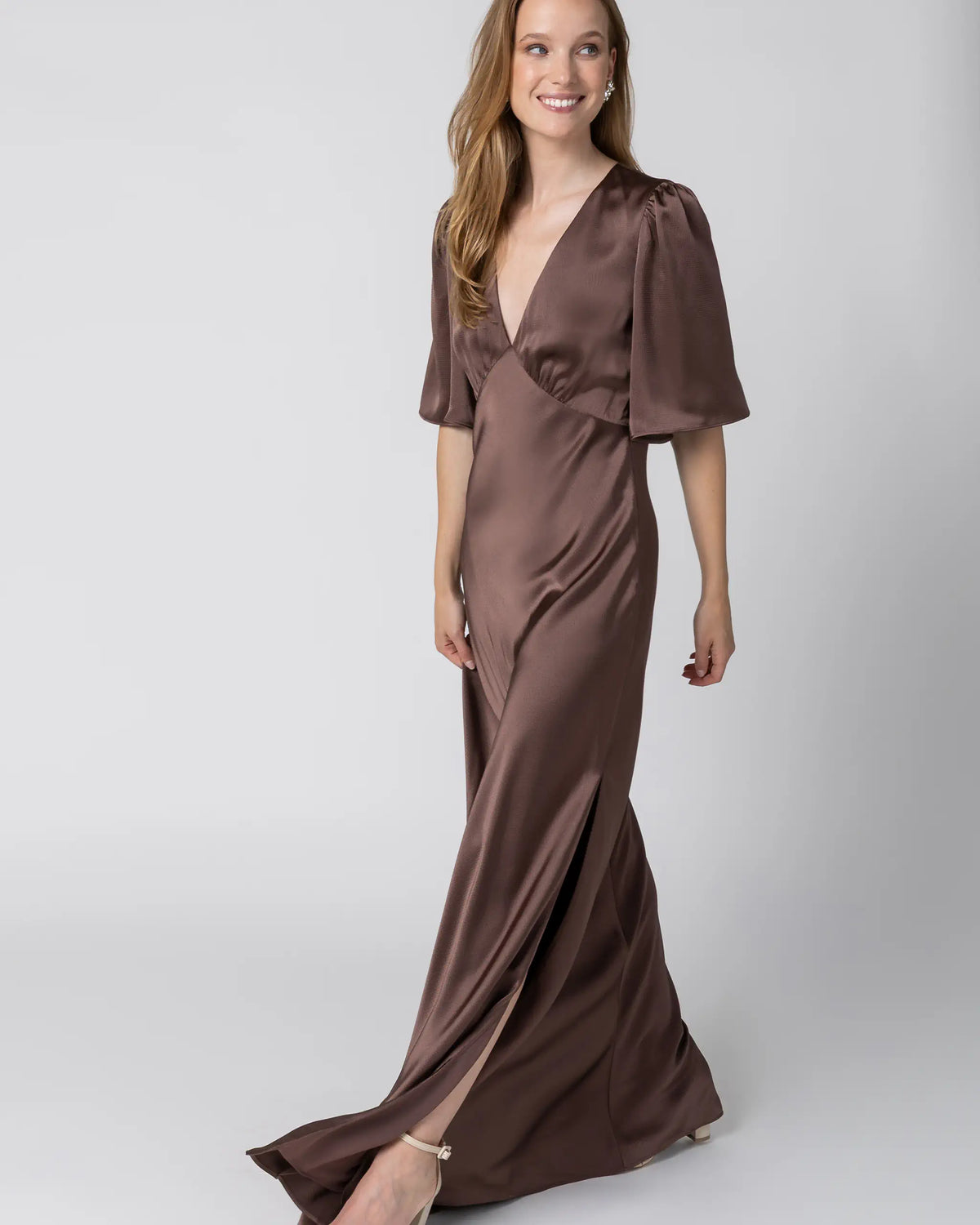 Kurzarm Abendkleid in braun mit seitlichem Schlitz - Ansicht seitlich