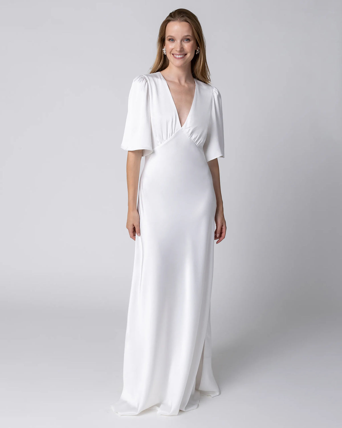 Bodenlanges Kurzarm Satin Brautkleid mit V-Ausschnitt Ansicht vorne