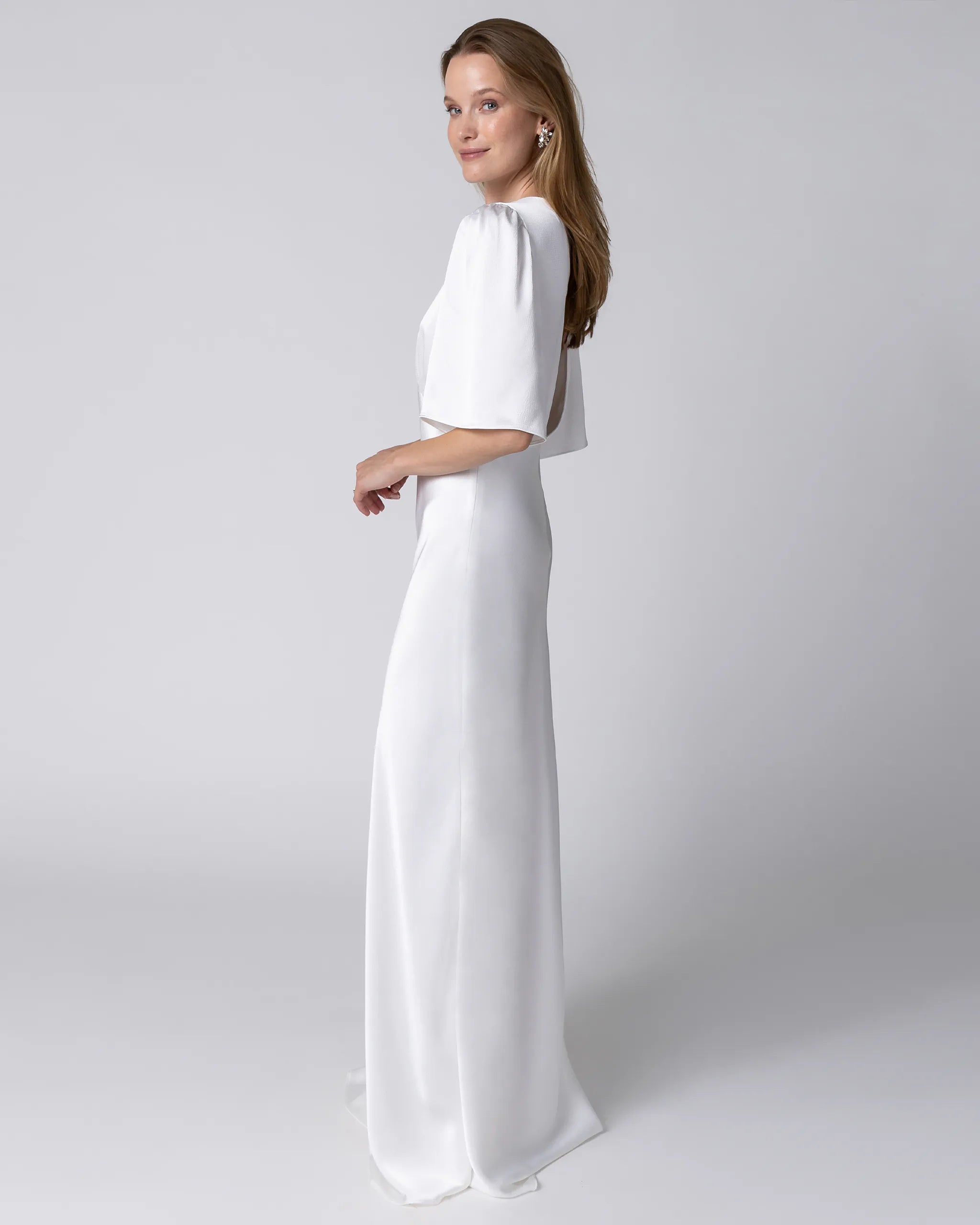 Bodenlanges Kurzarm Satin Brautkleid mit V-Ausschnitt Ansicht seitlich