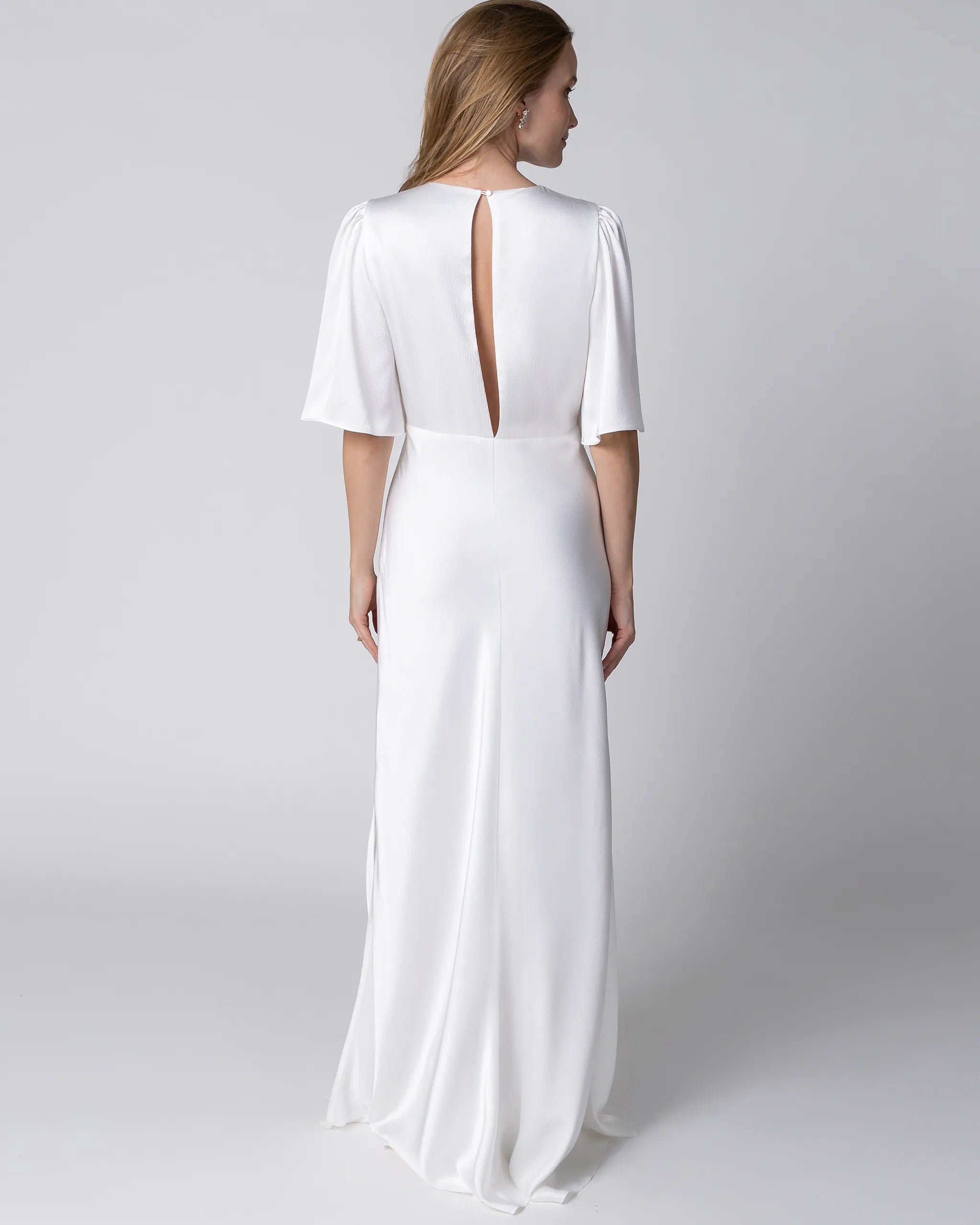 Bodenlanges Kurzarm Satin Brautkleid mit V-Ausschnitt Ansicht hinten