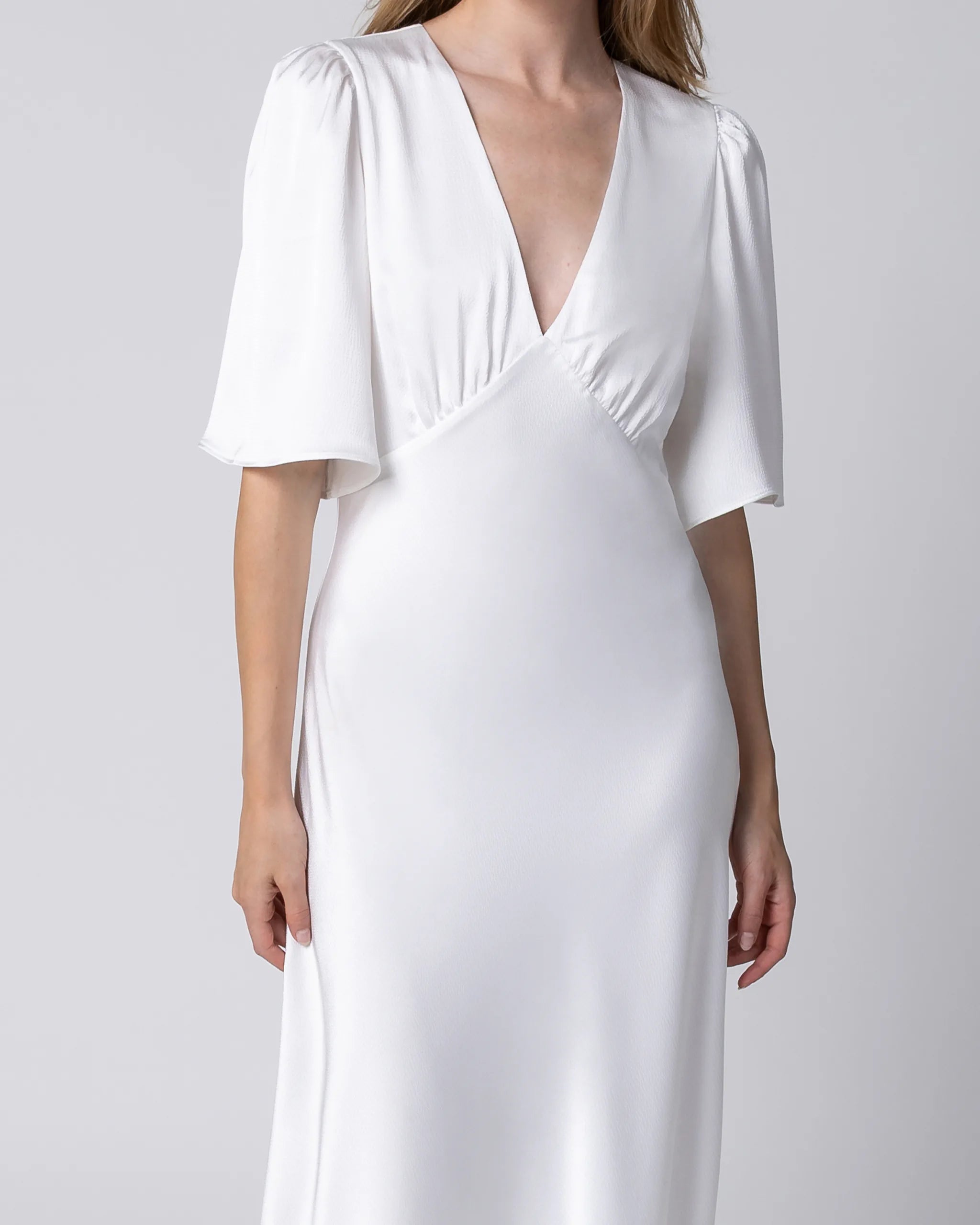 Bodenlanges Kurzarm Satin Brautkleid mit V-Ausschnitt Detailansicht