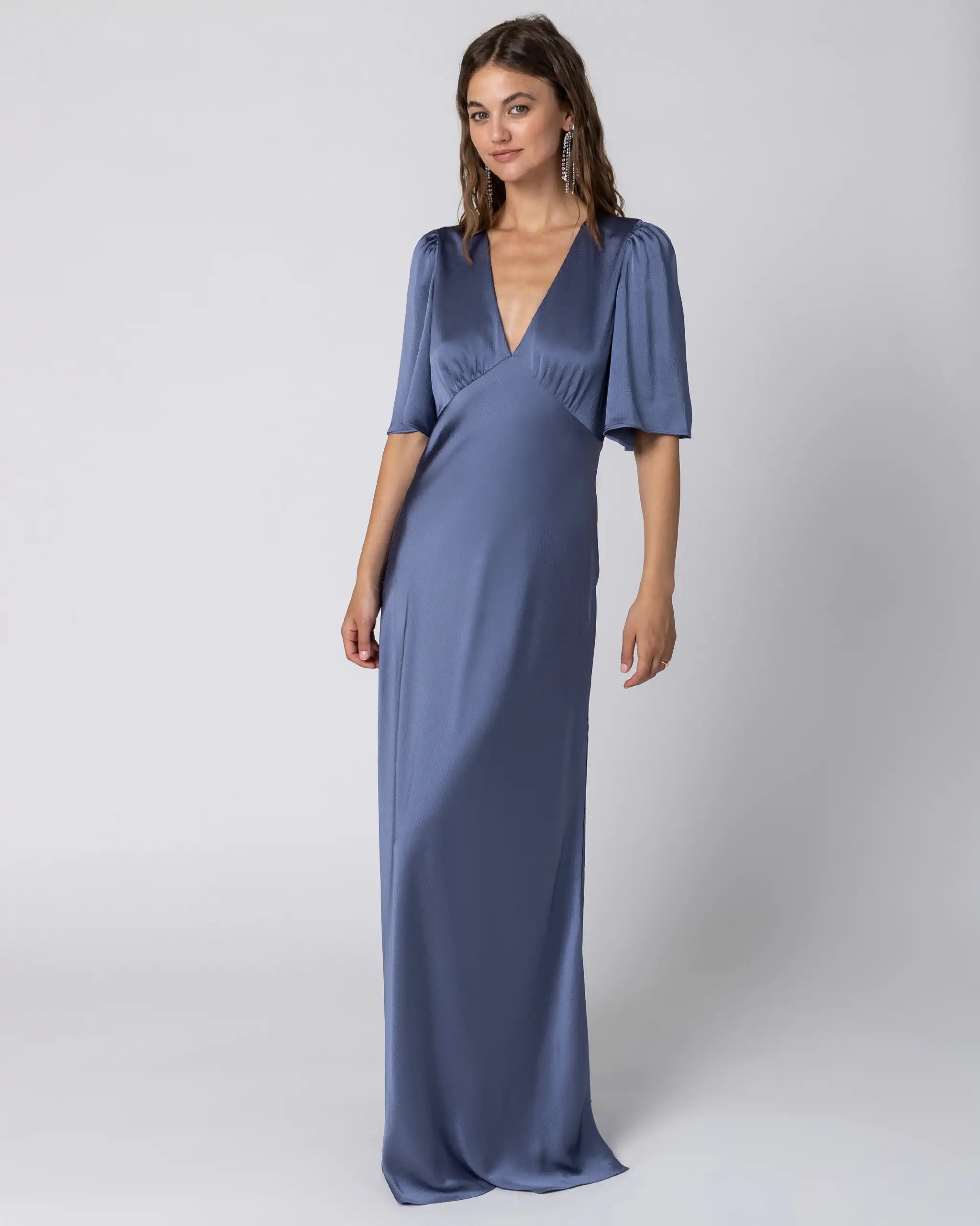 Bodenlanges Abendkleid in Blau mit V-Ausschnitt und kurzen Ärmeln - Ansicht vorne