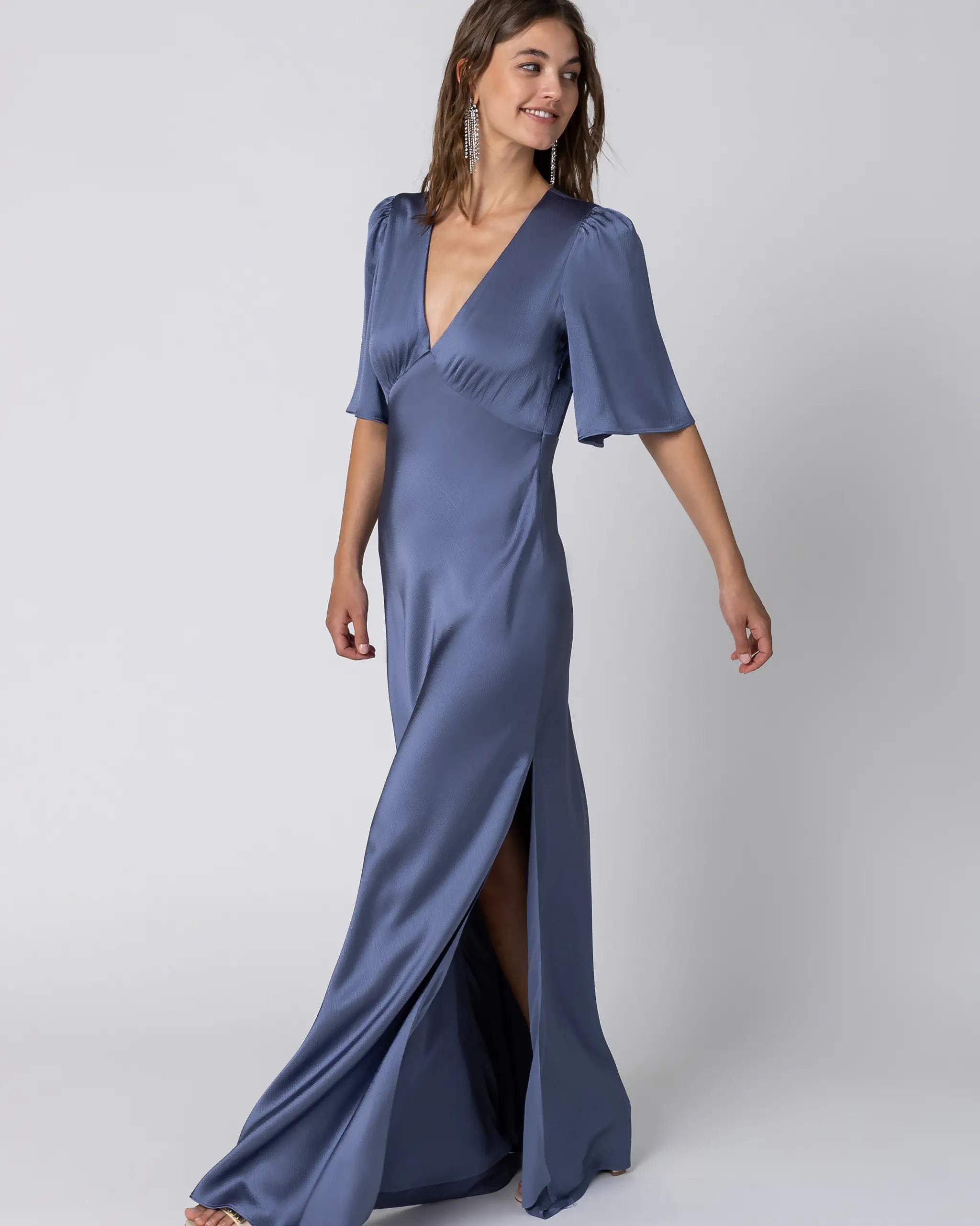 Blaues Abendkleid mit kurzen Armen und seitlichem Schlitz - Ansicht seitlich