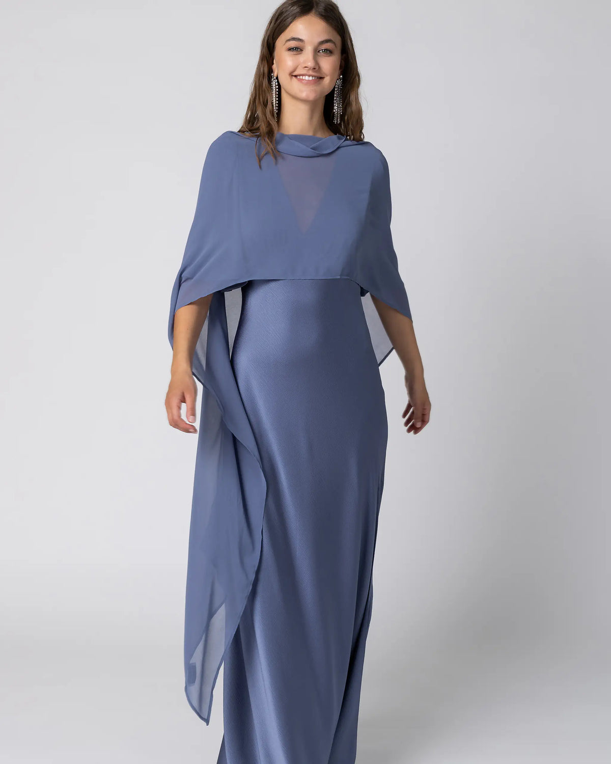 Bodenlanges Abendkleid in blau mit Cape kombiniert - Ansicht vorne