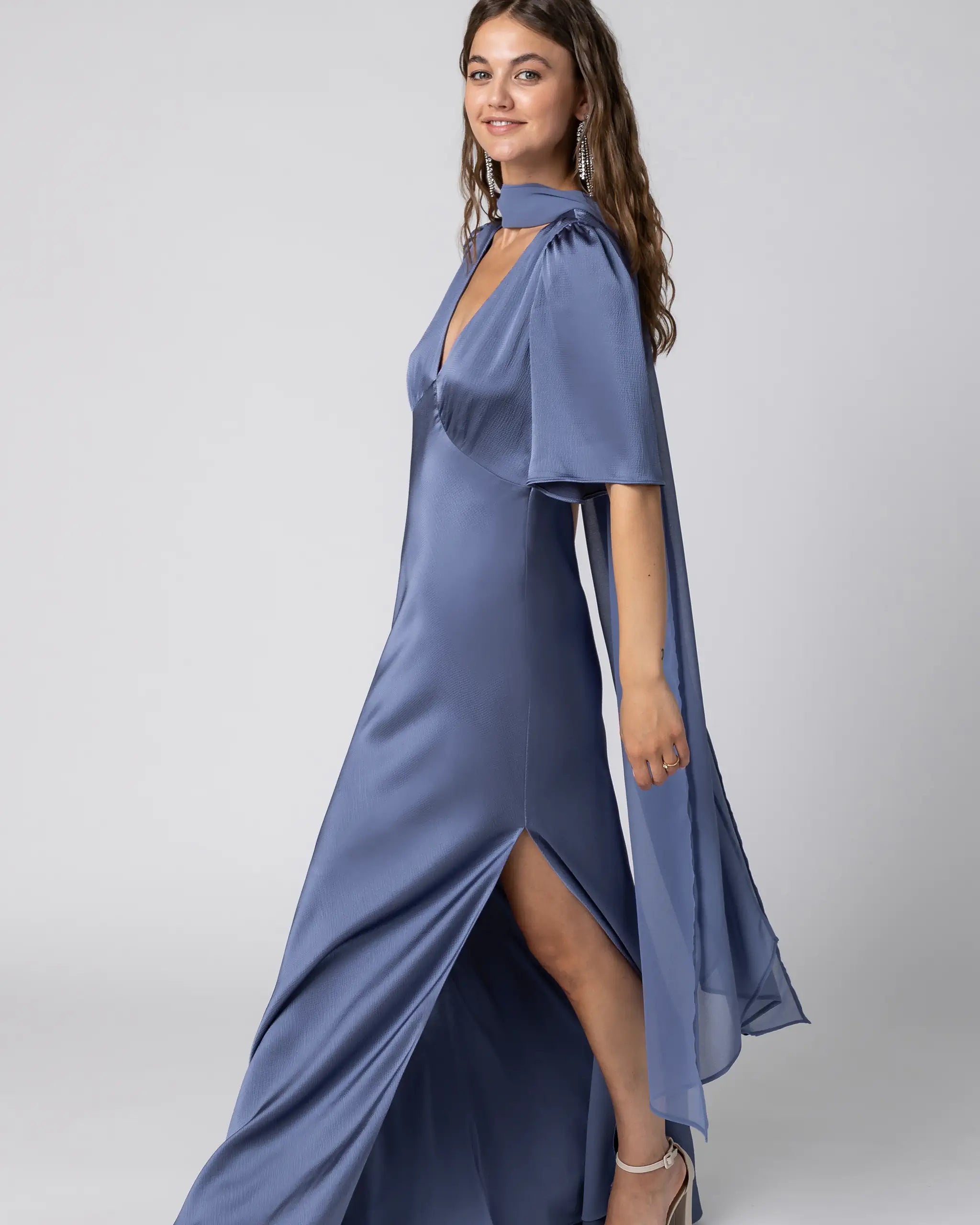 Blaues Abendkleid mit seitlichem Schlitz und V-Ausschnitt - Ansicht seitlich