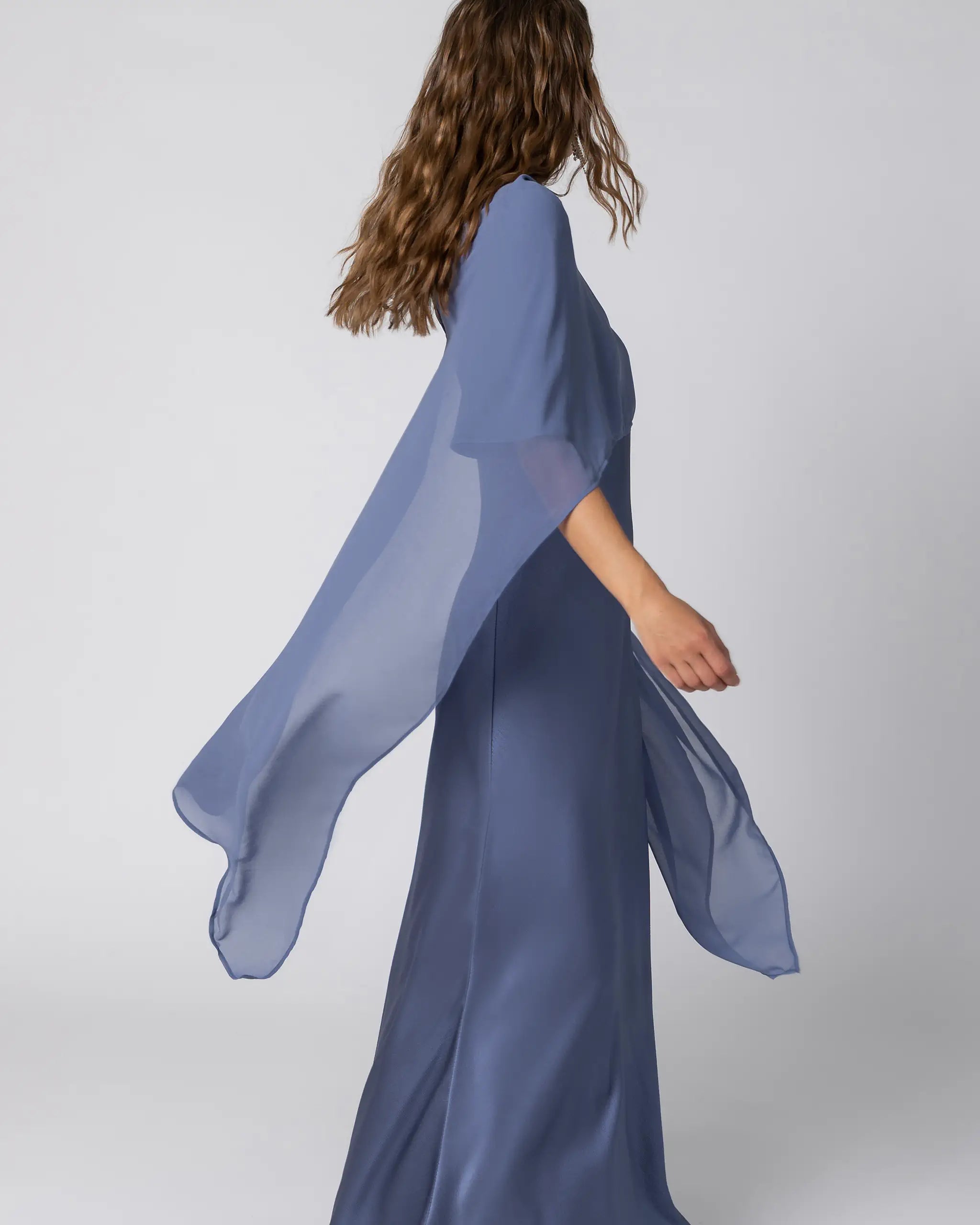 Bodenlanges Abendkleid in blau mit Cape kombiniert - Ansicht seitlich