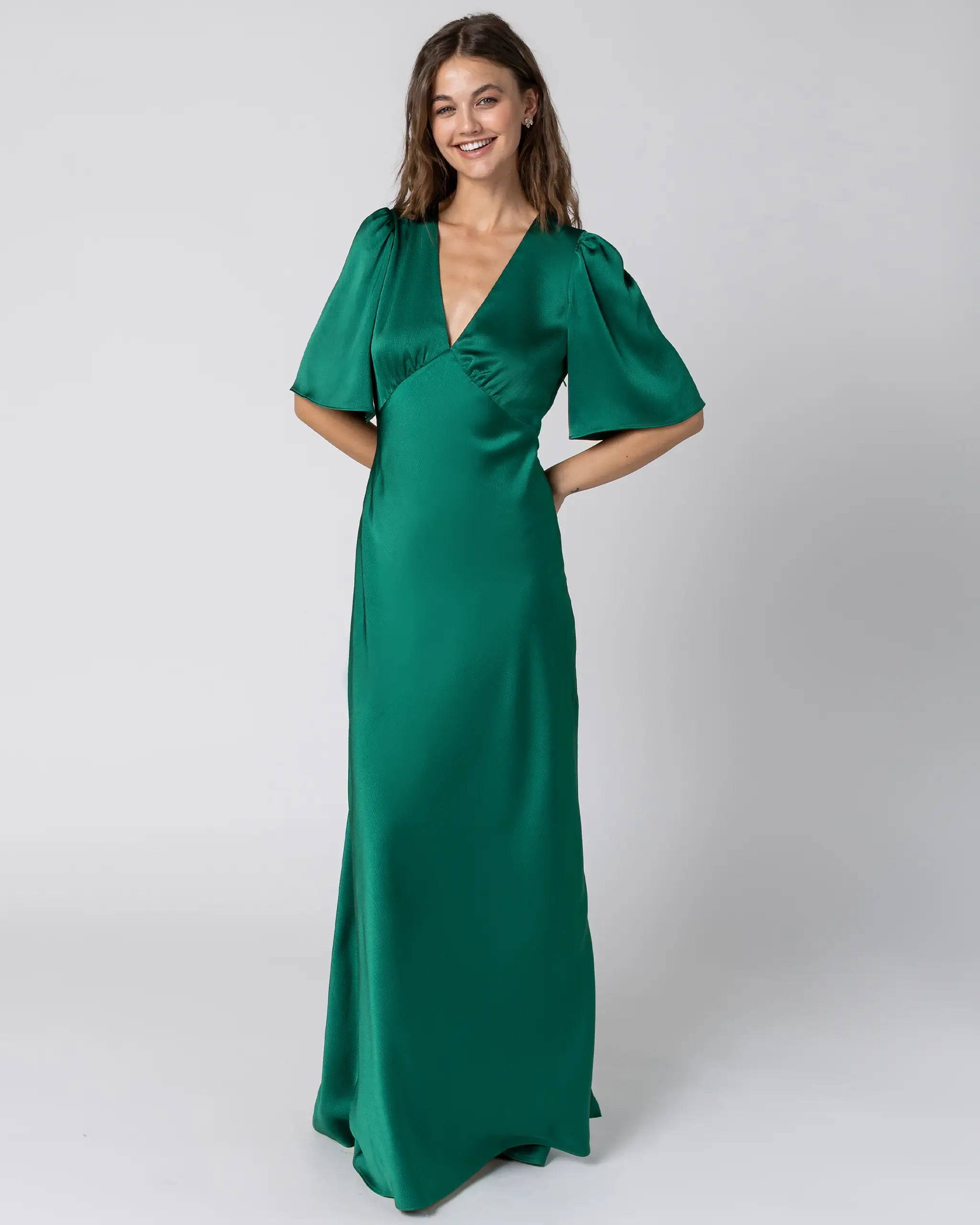 Kurzarm Abendkleid in Gruen und bodenlang mit V-Ausschnit - Ansicht vorne