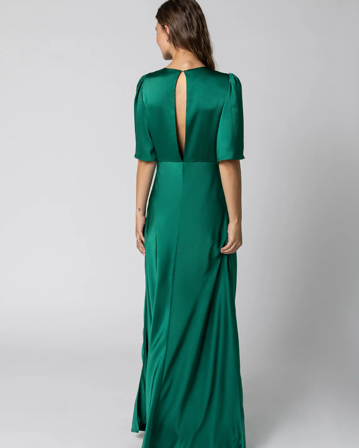 Kurzarm Abendkleid mit V-Ausschnitt in gruen - Ansicht hinten