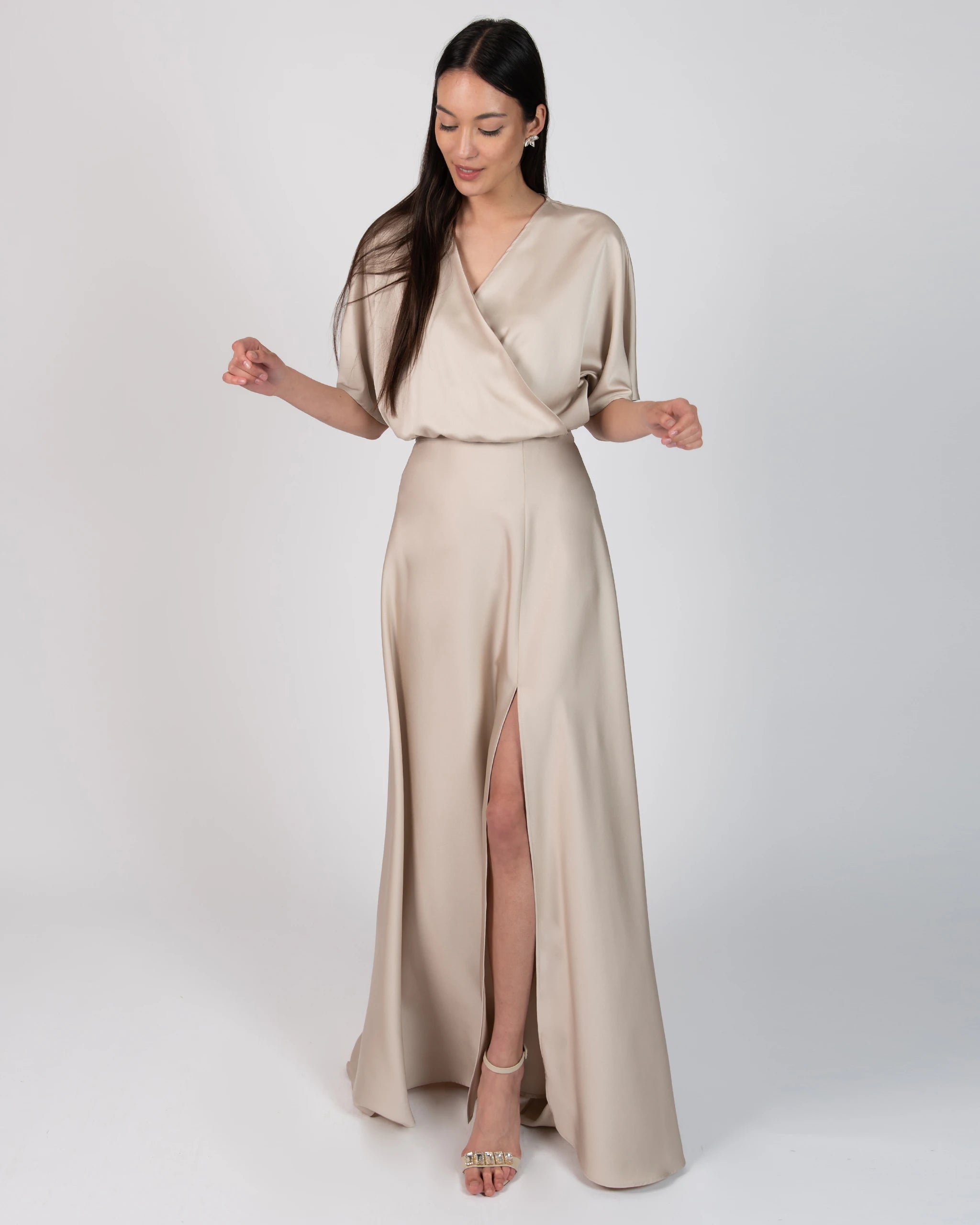 Bodenlanger Satinrock mit Schlitz in champagne Ansicht vorne