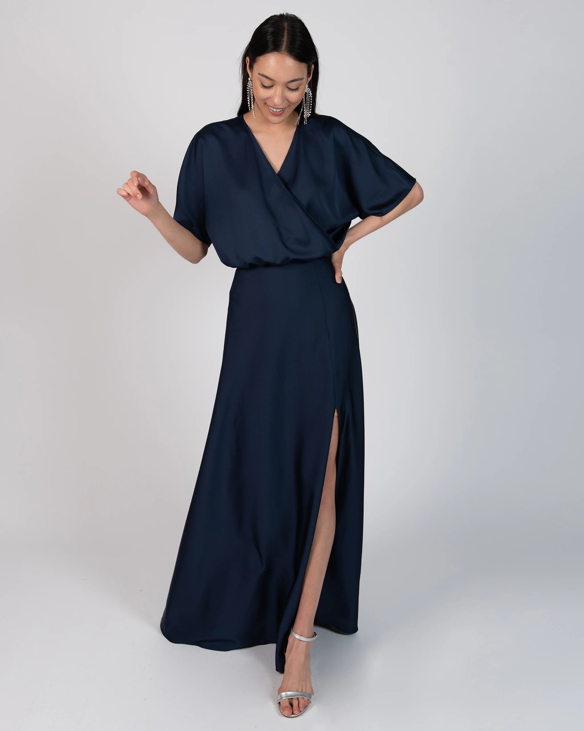 Bodenlanger Satinrock mit Schlitz in dunkelblau Ansicht vorne