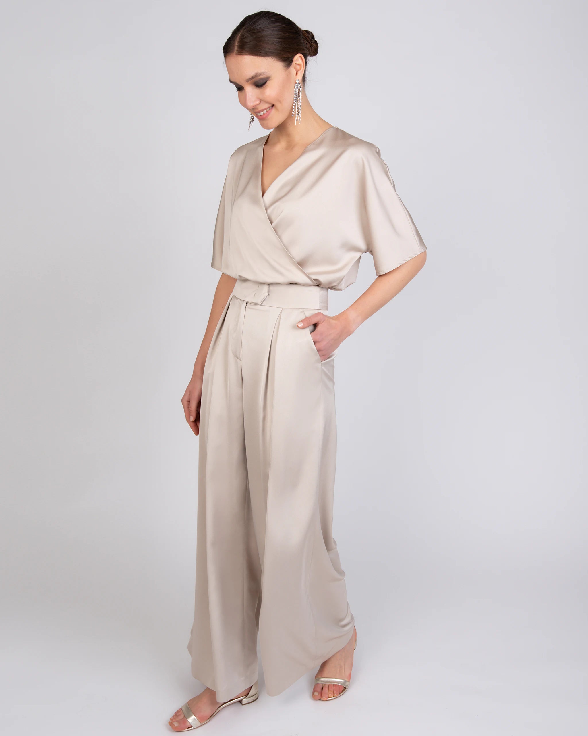 Marlene Hose aus elegantem Satin in champagne Ansicht seitlich