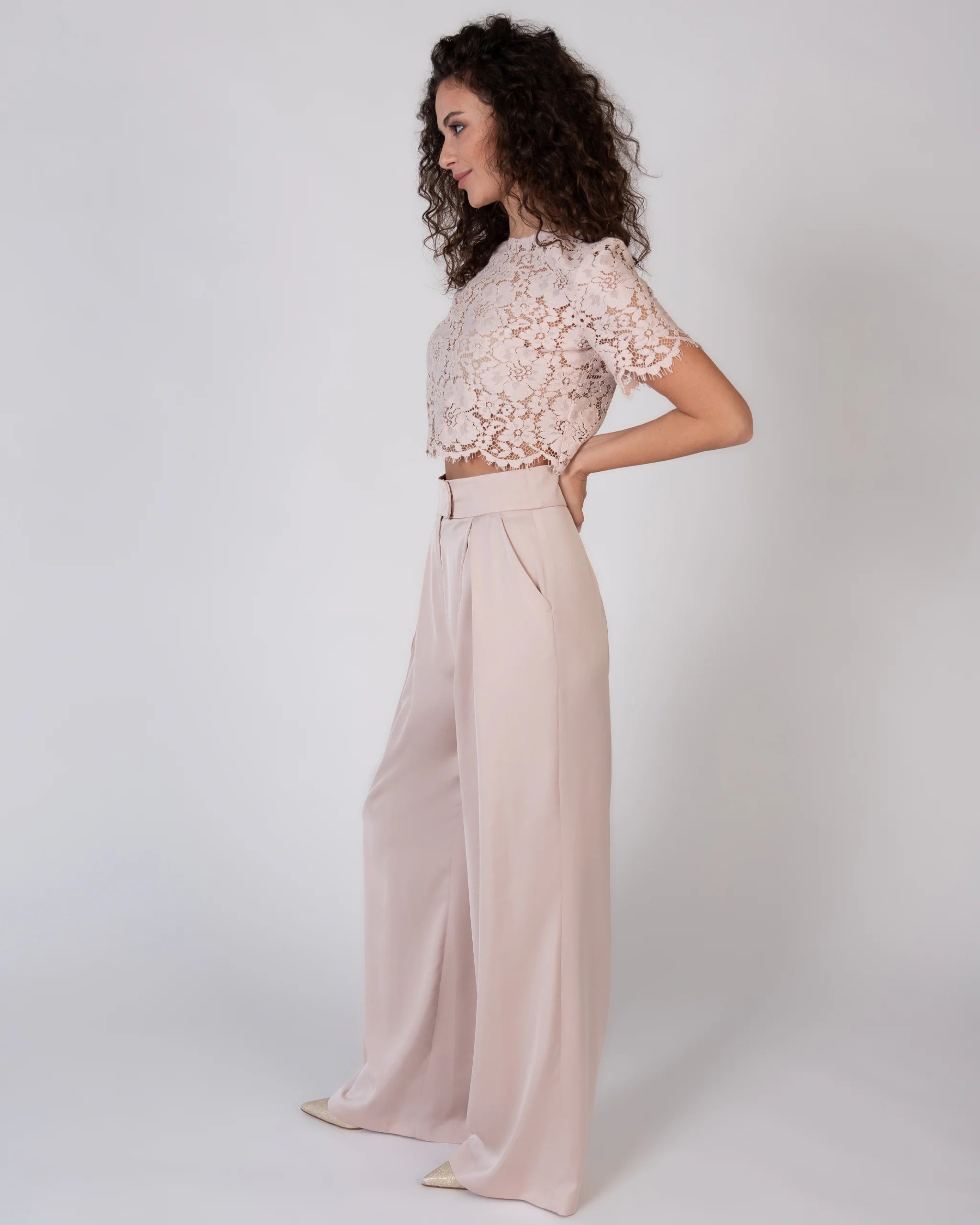 Marlene Hose aus elegantem Satin in faded blush Ansicht seitlich