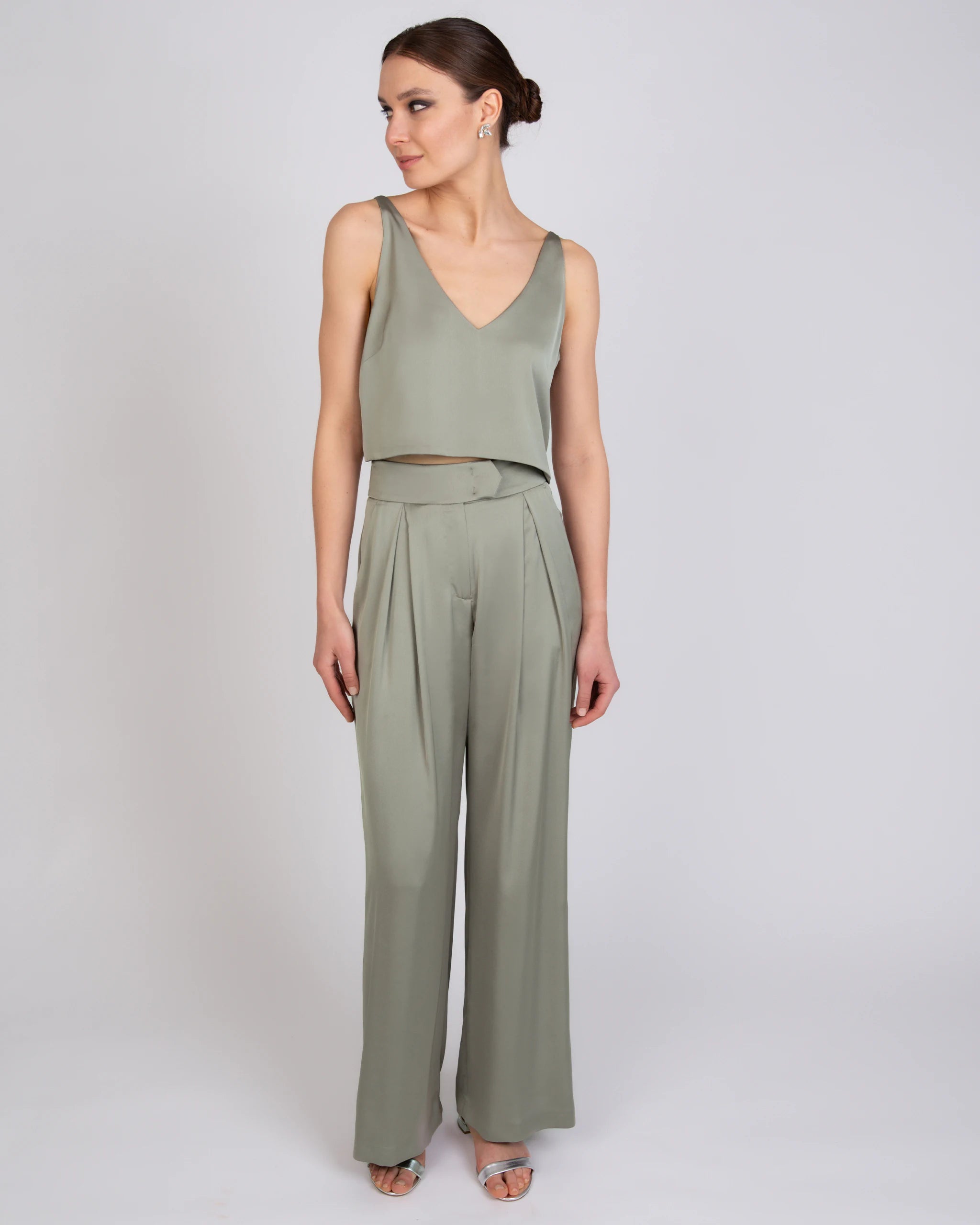 Marlene Hose aus elegantem Satin in olivgrün Ansicht vorne