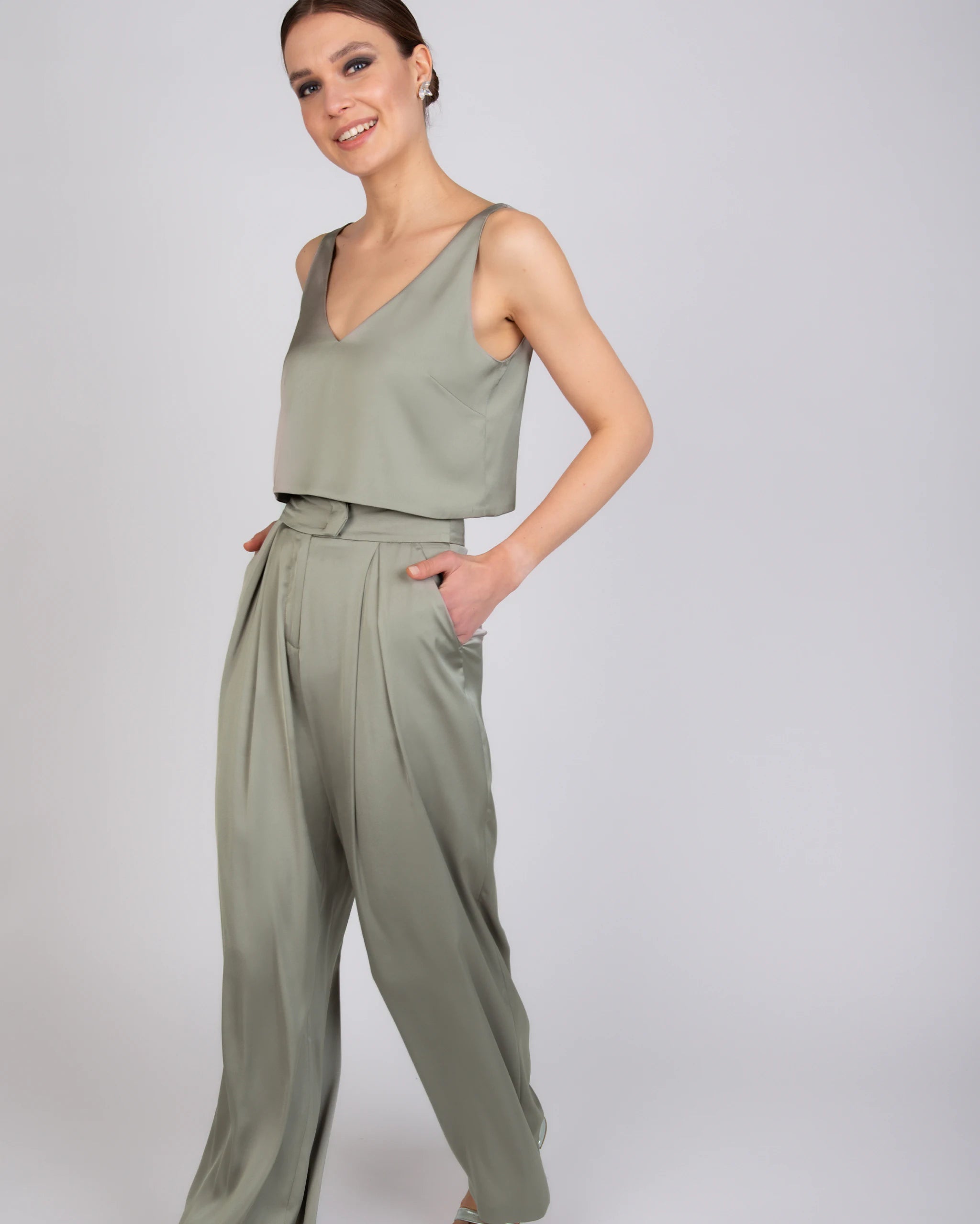 Marlene Hose aus elegantem Satin in olivgrün Ansicht seitlich