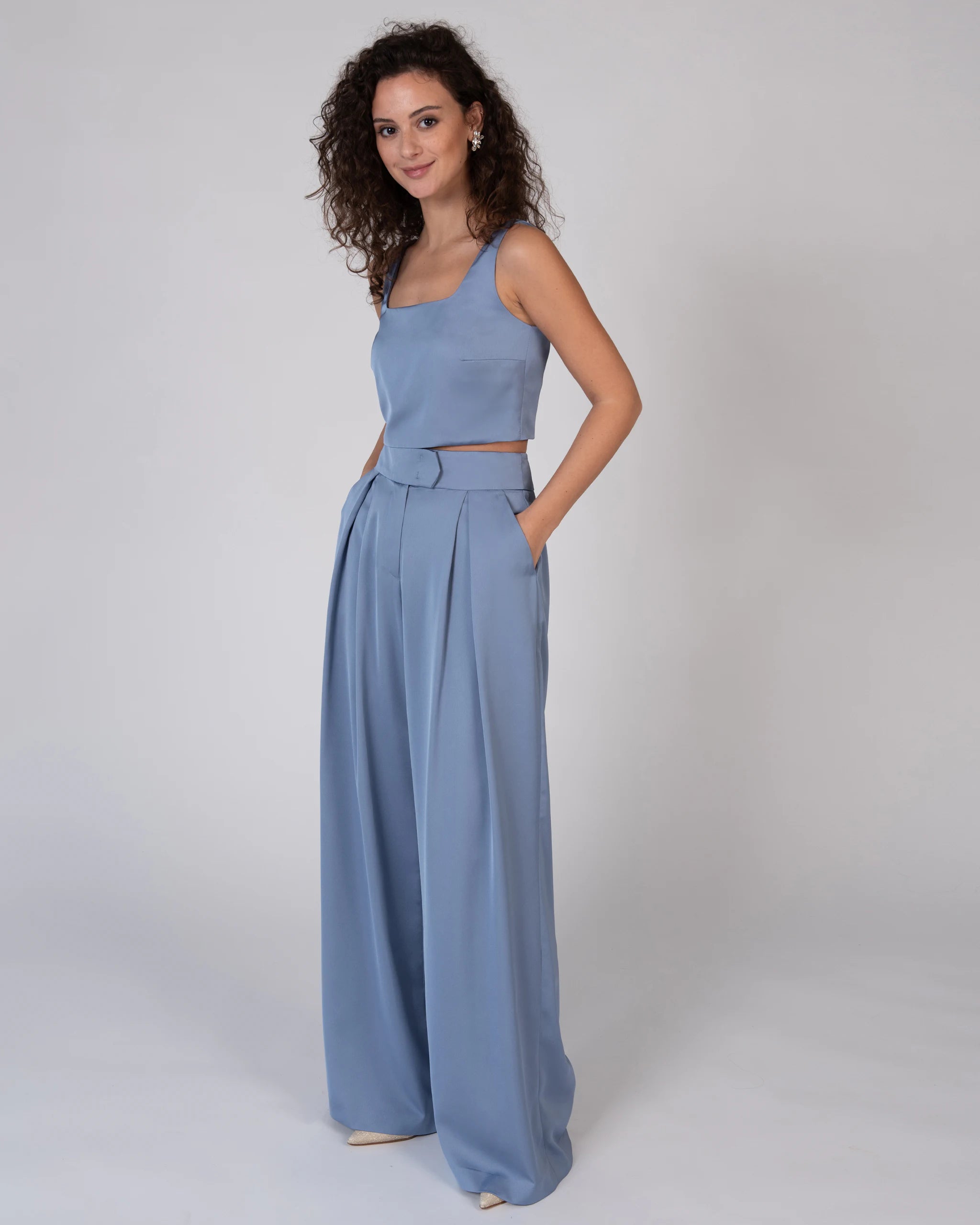 Marlene Hose aus elegantem Satin in something blue Ansicht seitlich