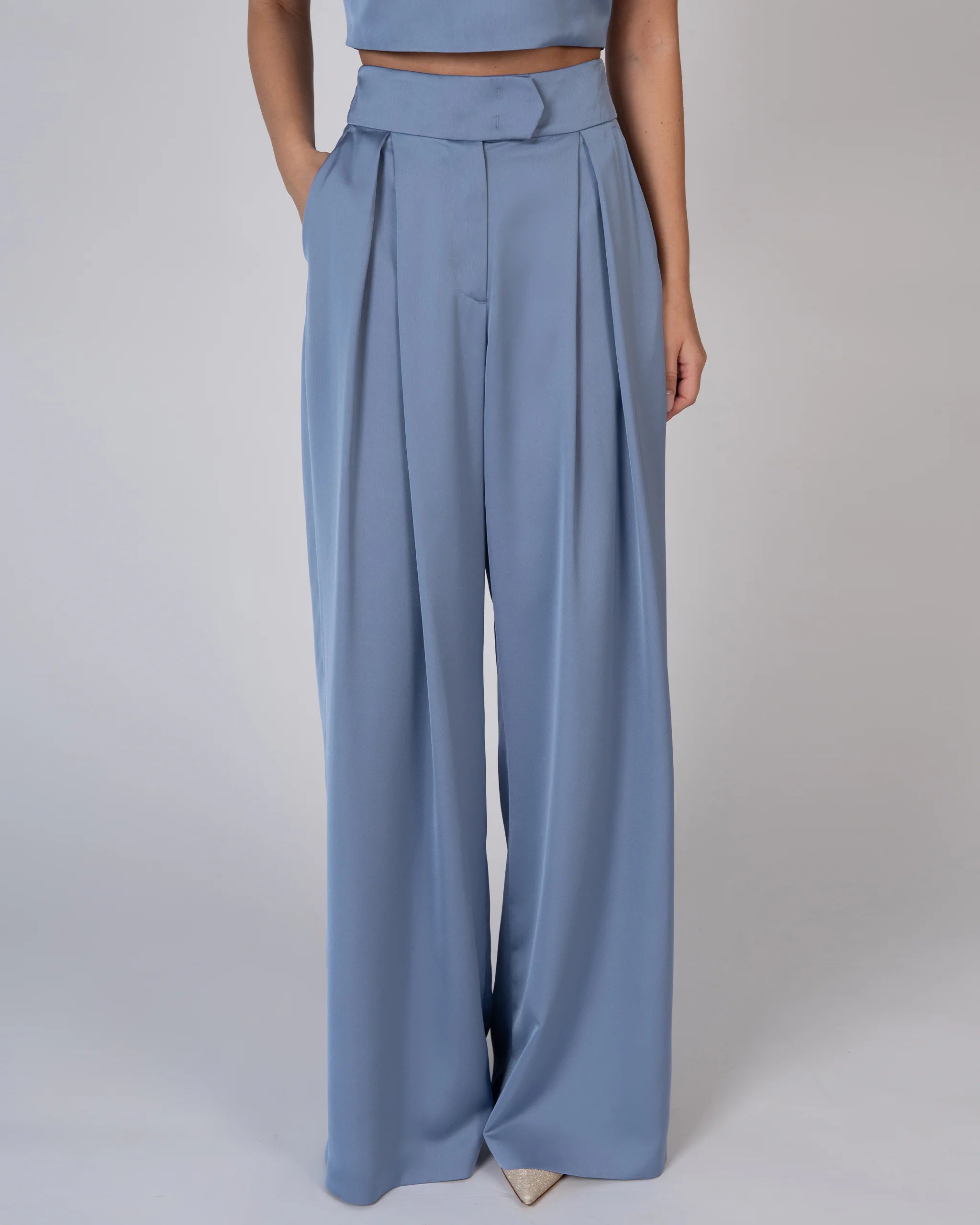 Marlene Hose aus elegantem Satin in something blue Detailansicht