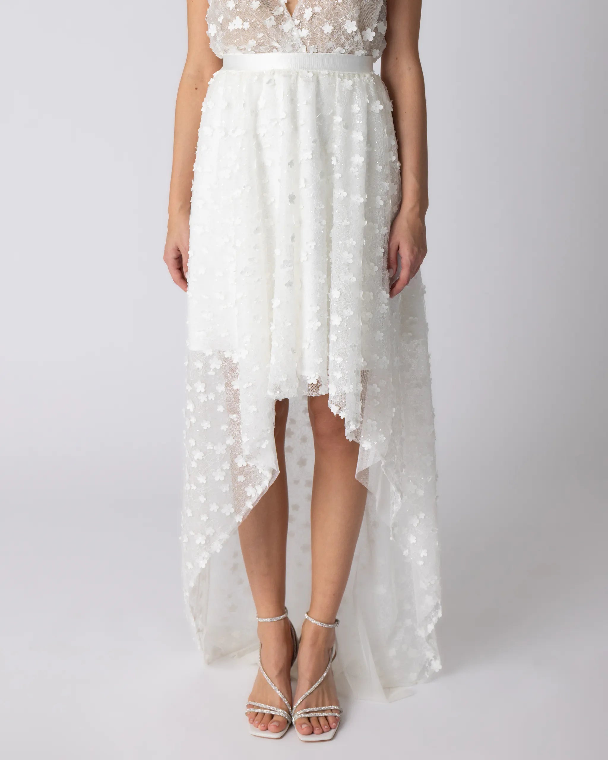 Asymmetrischer Braut Überrock aus Tüll mit 3D-Blumen und Pailletten Detailansicht