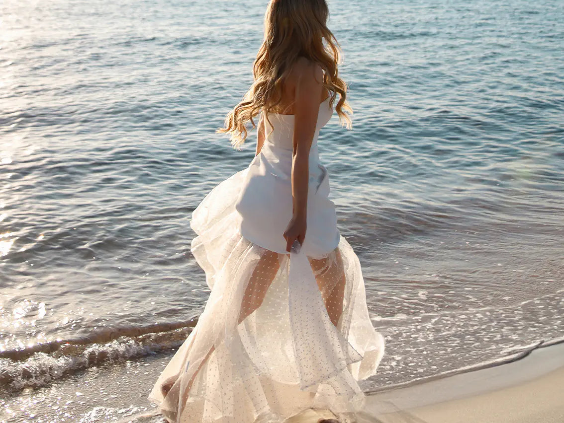 Moderne Brautmode Zweiteiler am Strand