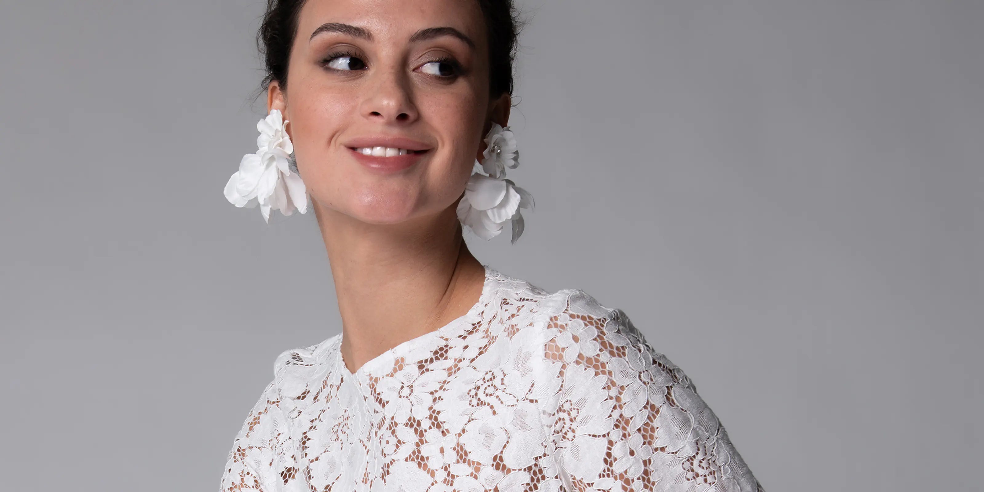 Brautohrringe und Spitzenoberteil für die moderne Braut