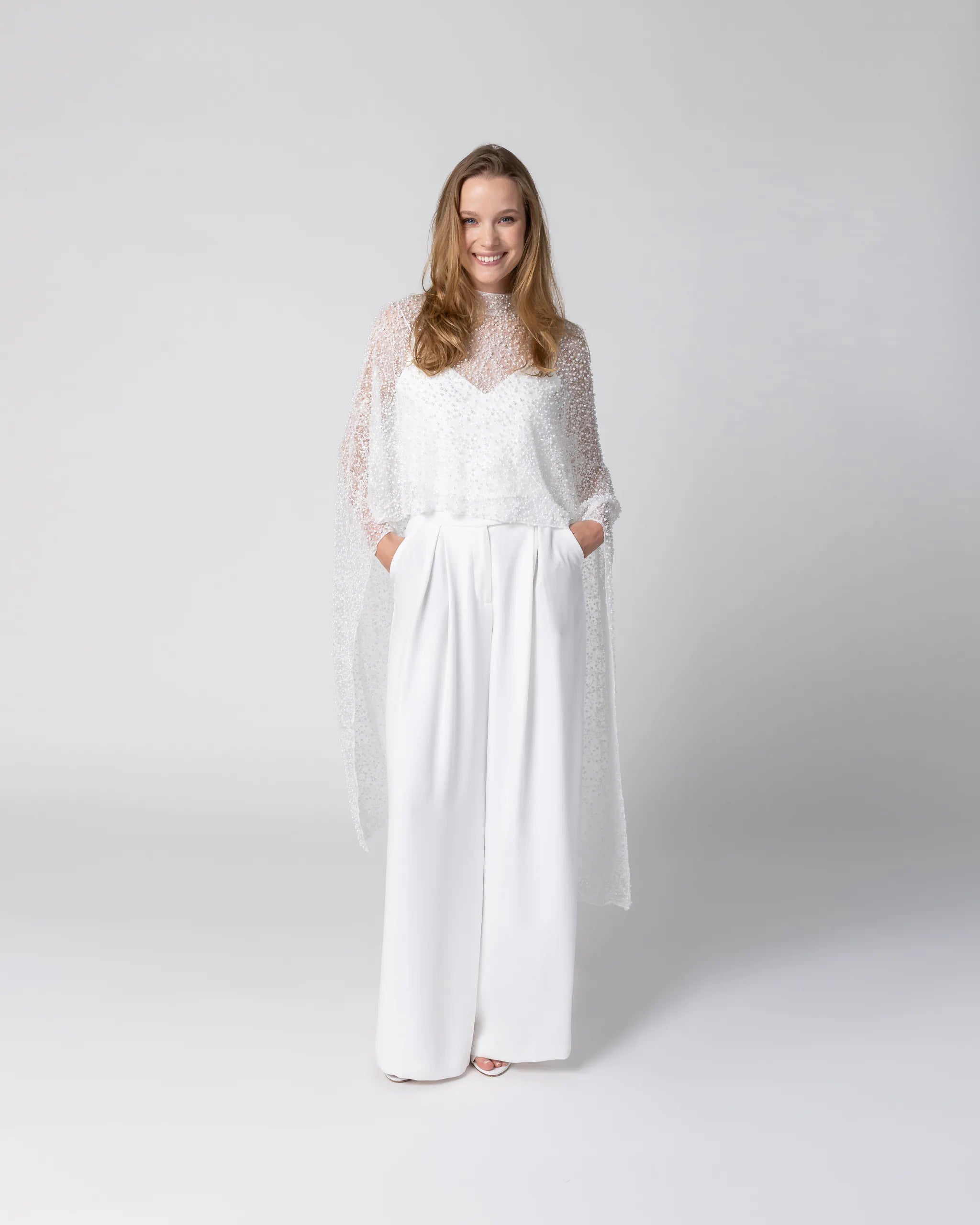 Moderner Winter Braut Jumpsuit mit Marlene Hose, Bralette Top und perlenbesetztem Braut Cape in Ivory