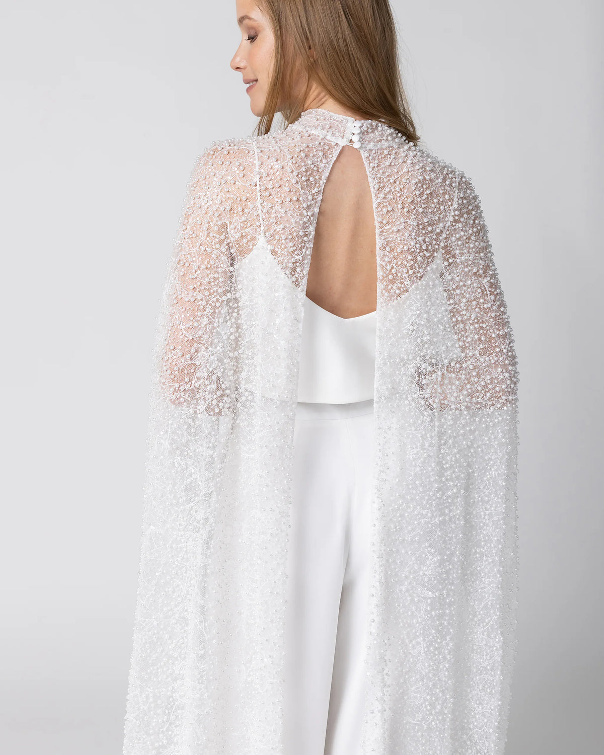 Moderner Winter Braut Jumpsuit mit Marlene Hose, Bralette Top und perlenbesetztem Braut Cape in Ivory