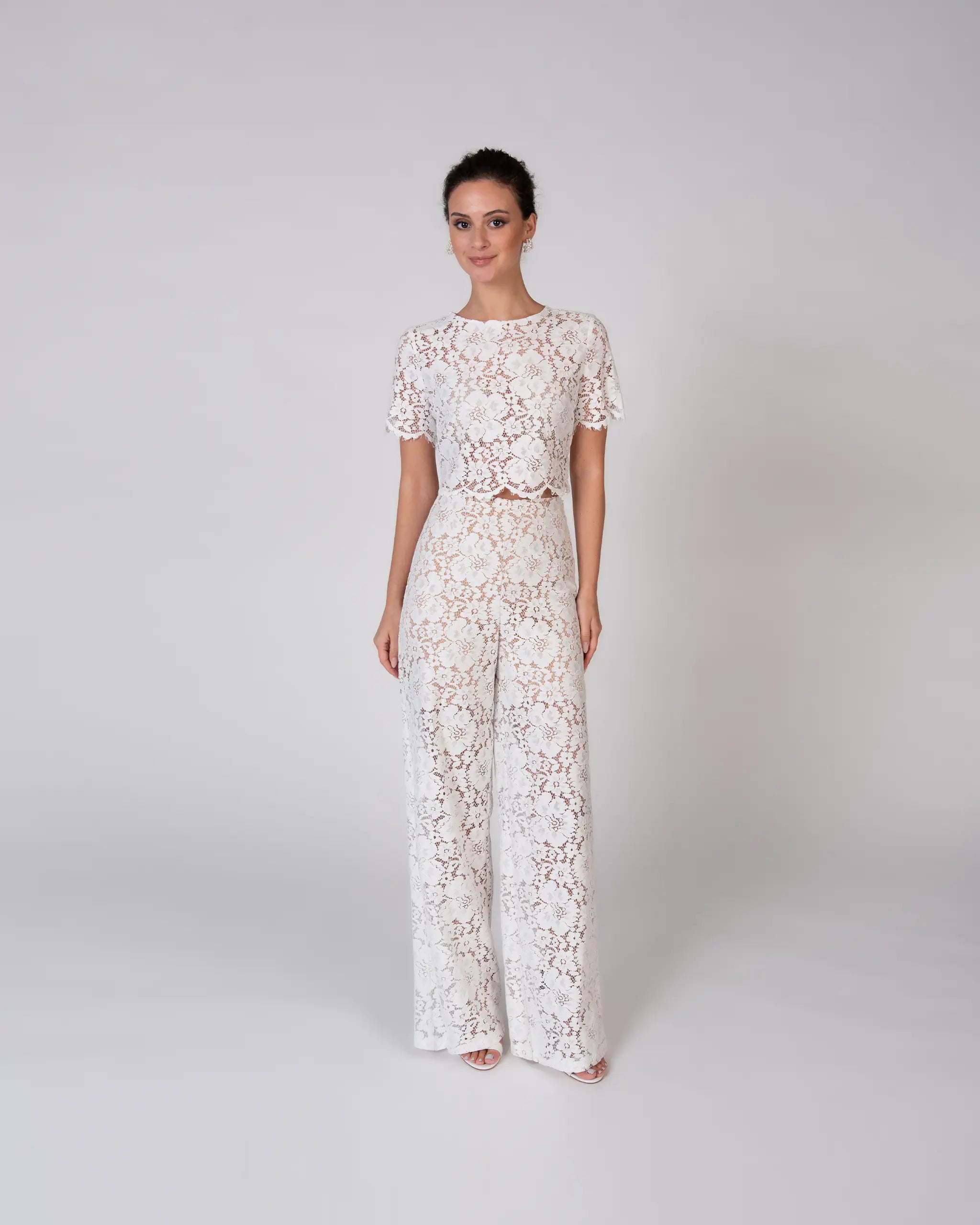 Moderner Braut Zweiteiler mit Spitzenhosen und Crop Top - Ansicht vorne