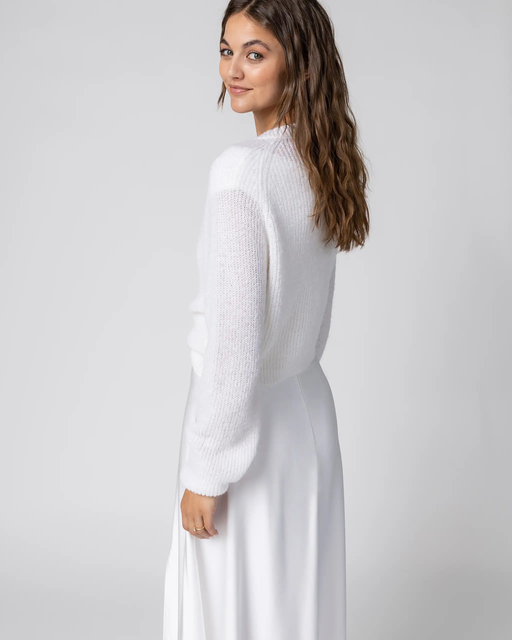 Schlichter Braut Zweiteiler mit Satinrock Detailansicht Brautjacke Strick Cardigan seitlich