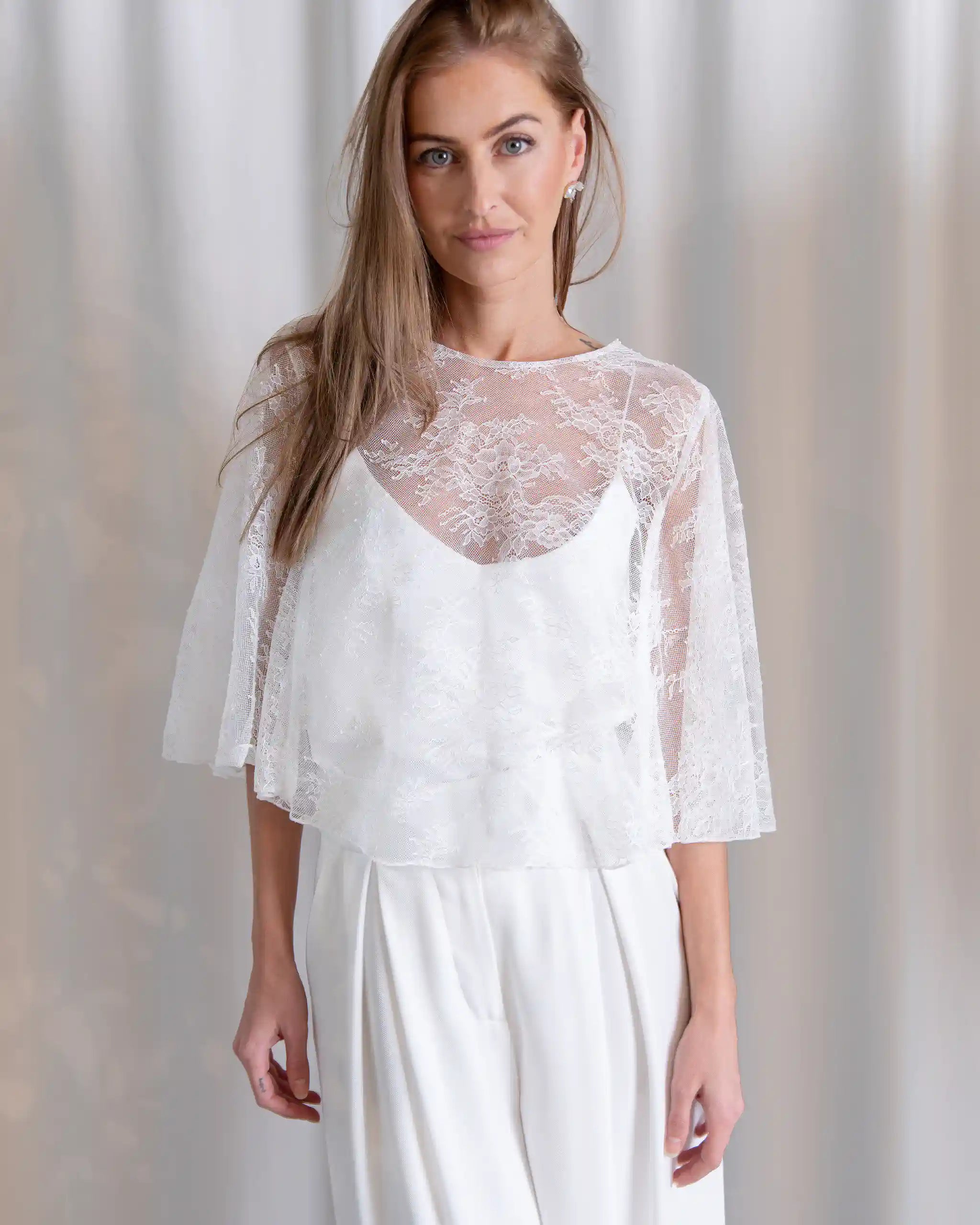 Modernes Braut Cape aus feiner Spitze