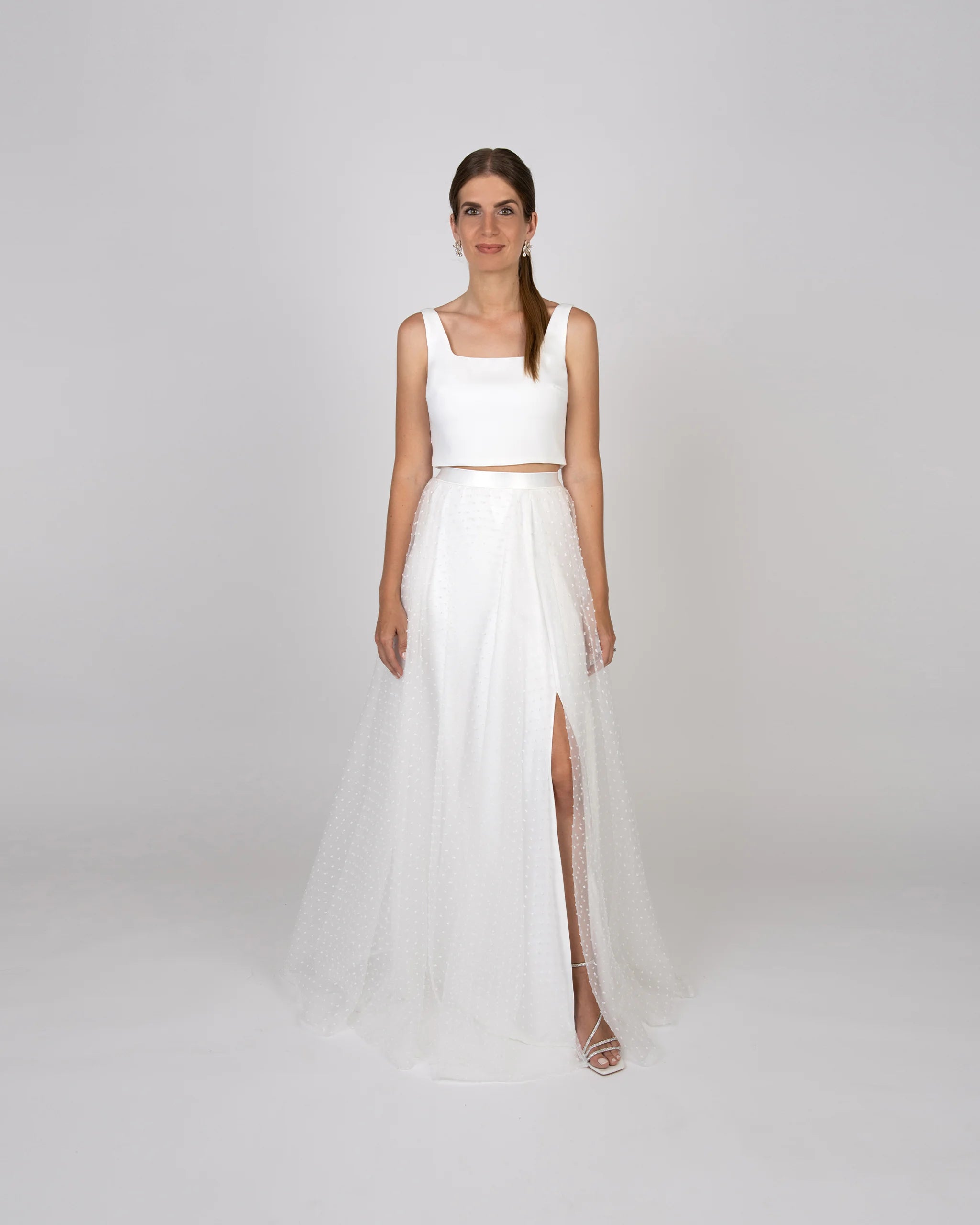 Moderner Brautkleid Zweiteiler mit wunderschönem Überrock mit Punkten und Crop Top - Ansicht vorne