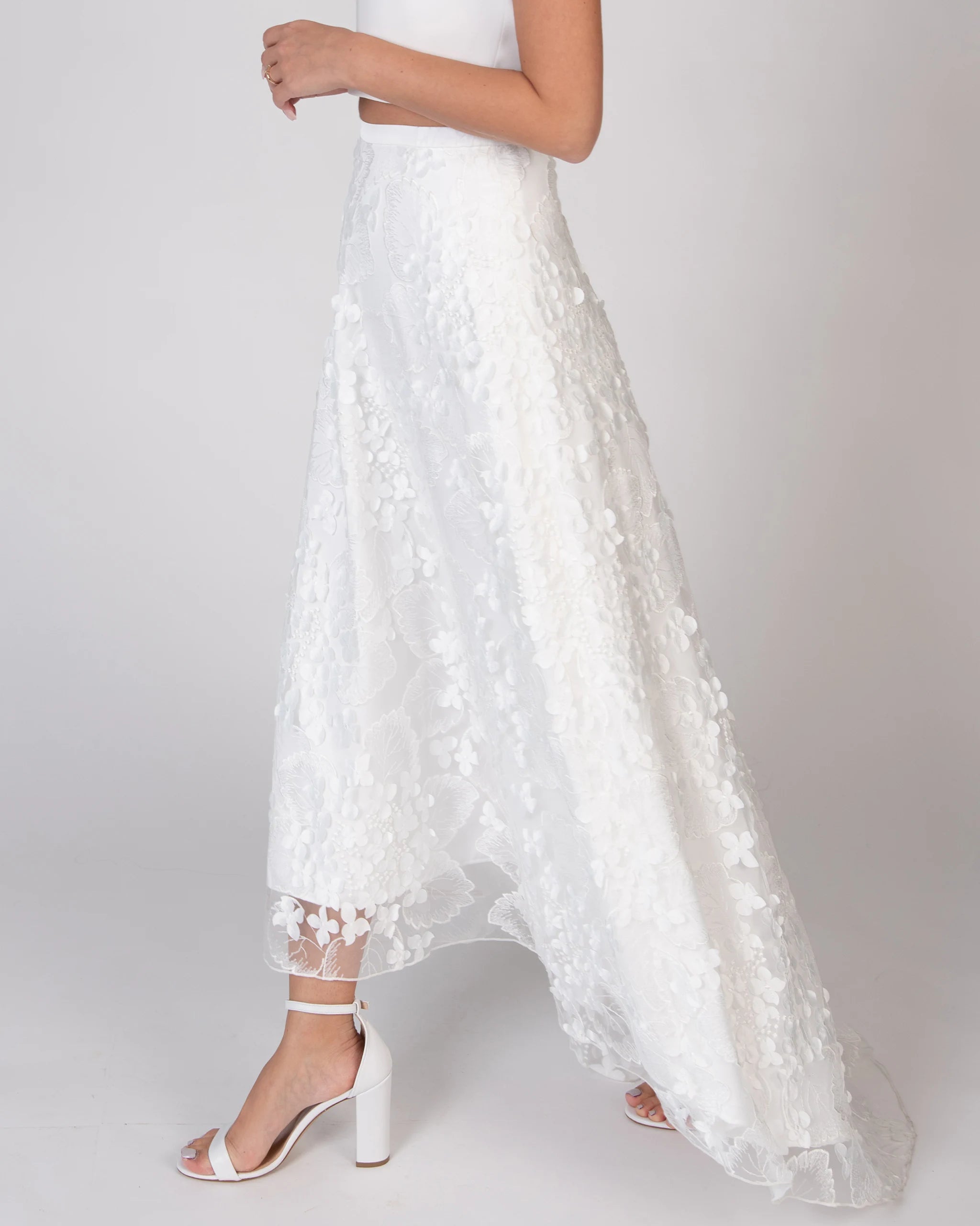 Brautkleid Zweiteiler mit asymmetrischem Tüllrock mit 3D Blütenoptik und Crop Top - Detailansicht