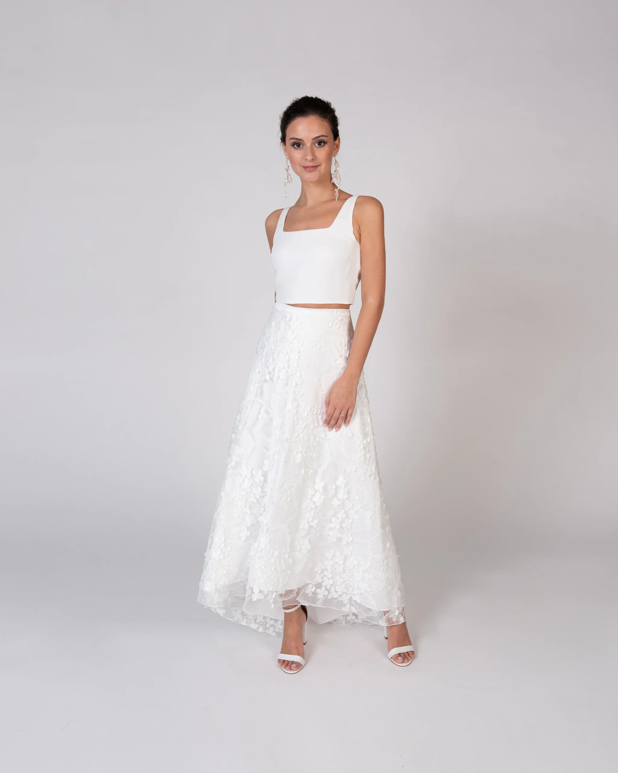 Brautkleid Zweiteiler mit asymmetrischem Tüllrock mit 3D Blütenoptik und Crop Top - Ansicht vorne