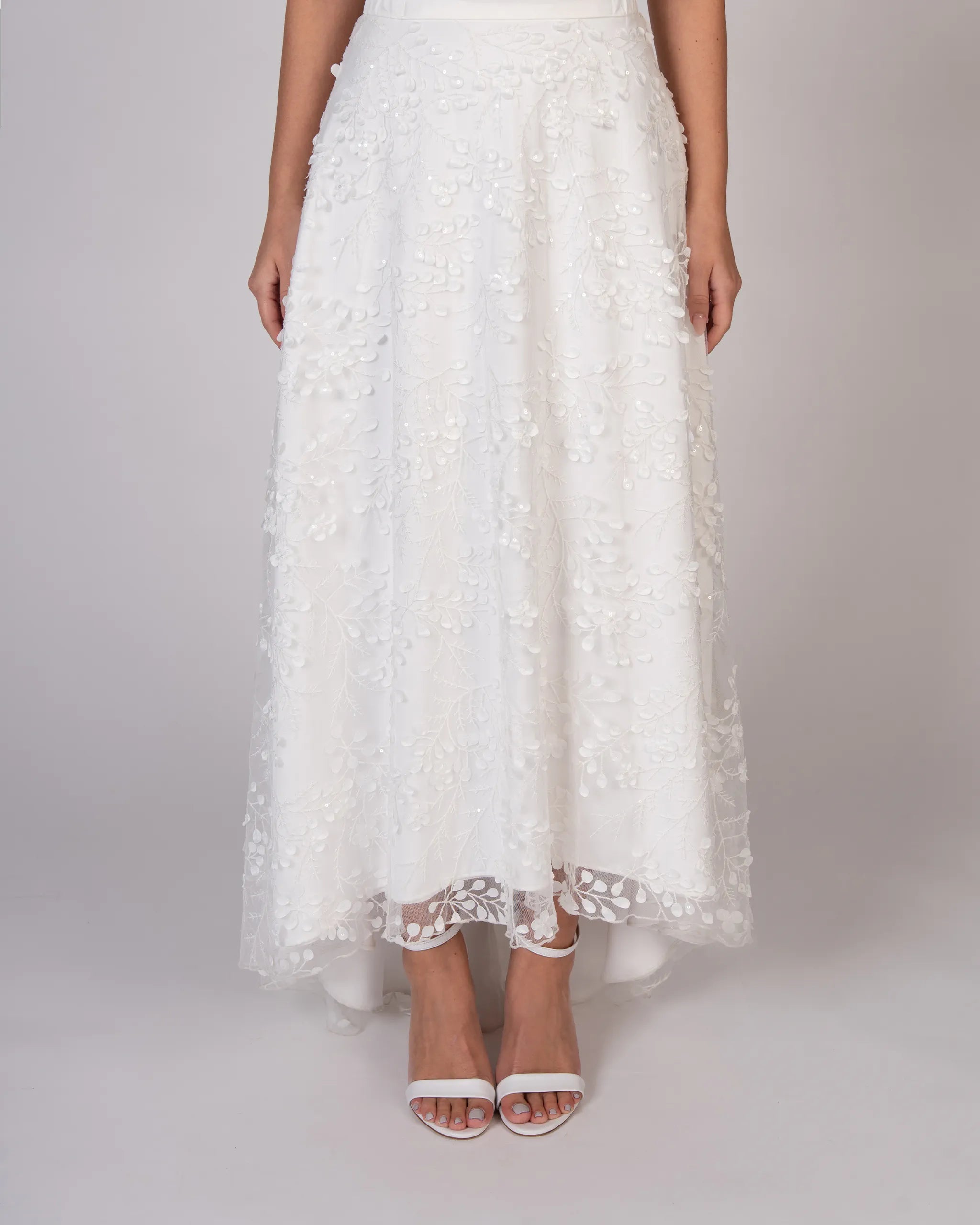 Brautkleid mit asymmetrischem Brautrock mit 3D-Bluetenapplikationen und Satin Top - Detailansicht