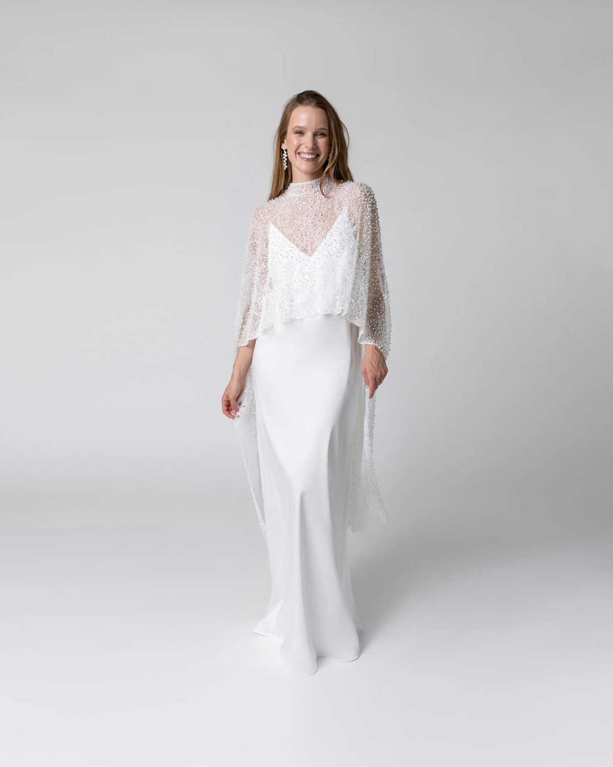 Modernes Hochzeitskleid mit schlichtem Slip Dress und perlenbesetztem Braut Cape in Ivory Ansicht vorne