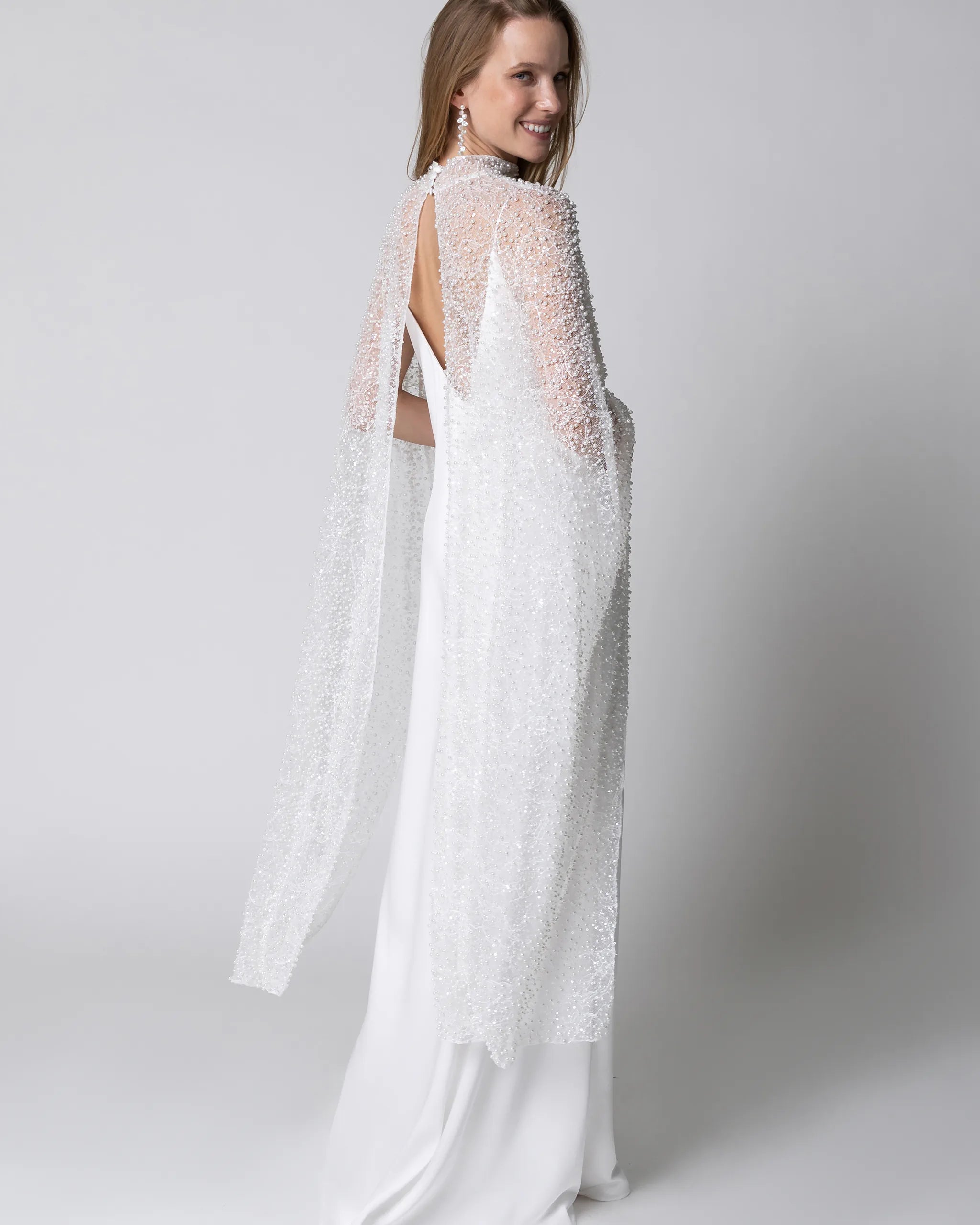Modernes Hochzeitskleid mit schlichtem Slip Dress und perlenbesetztem Braut Cape in Ivory Ansicht hinten