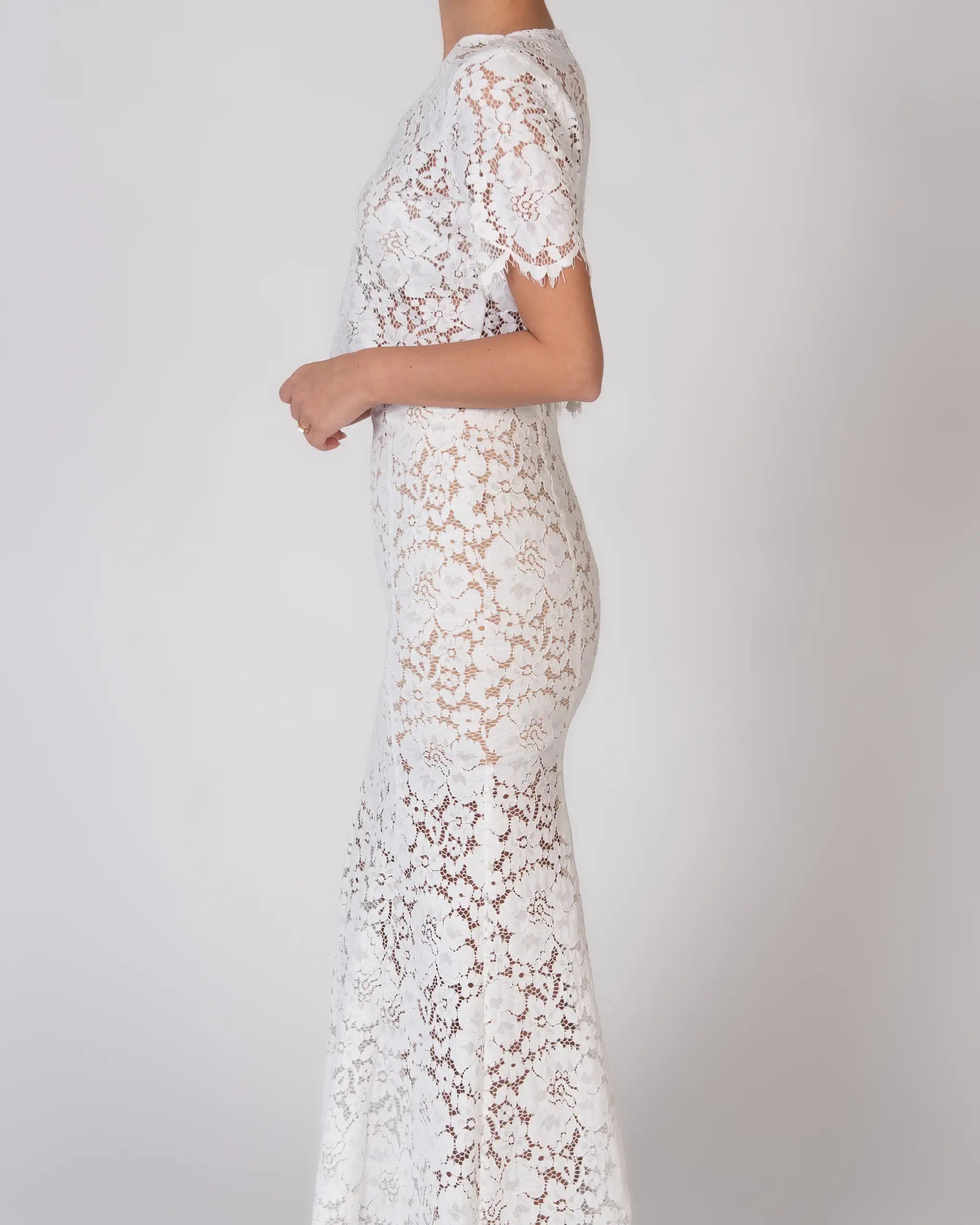 Modernes Hochzeitskleid Zweiteiler aus Spitze Brautrock im fit and flare Schnitt Brautoberteil aus Vintage Spitze kurzarm - Detailansicht