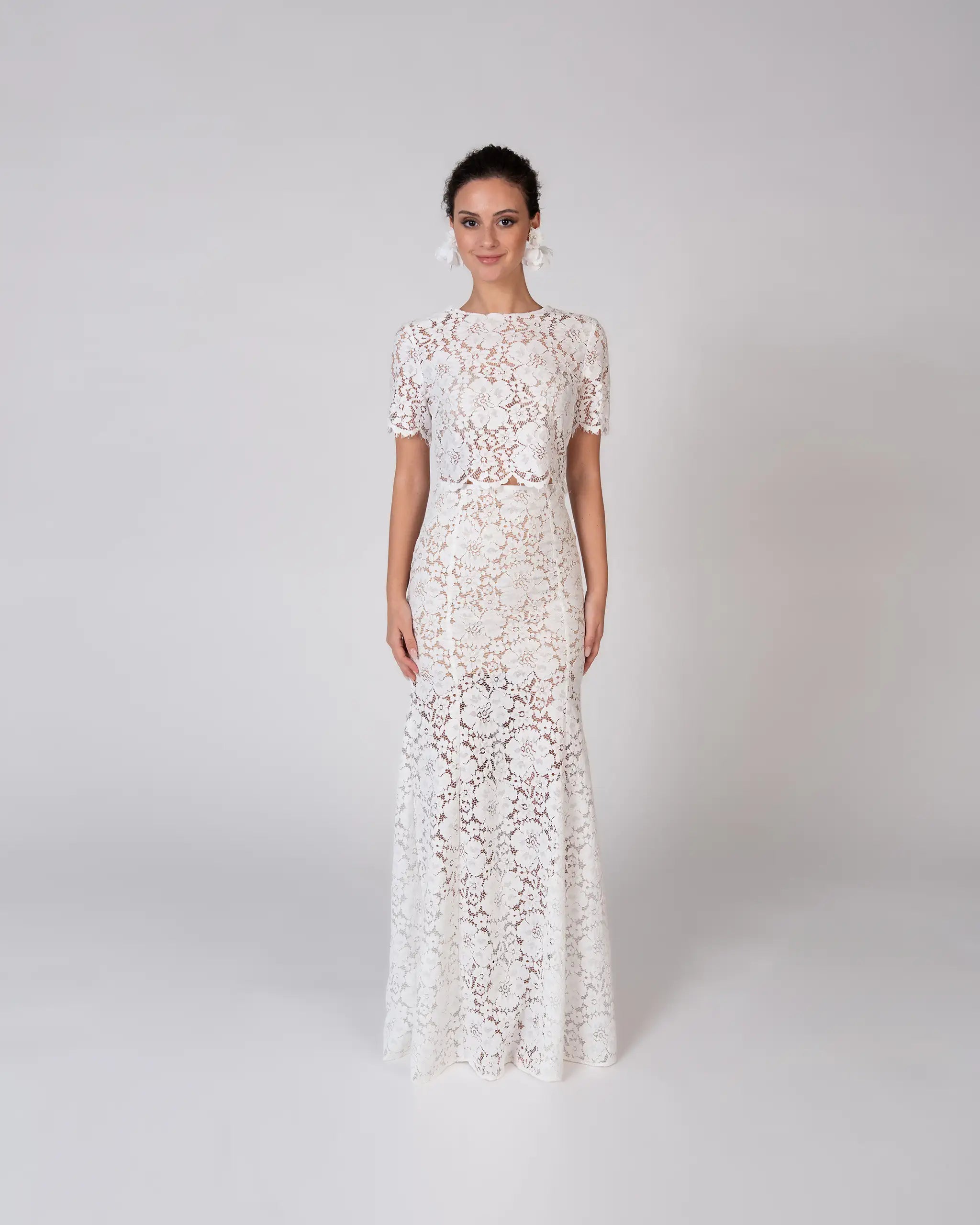 Modernes Hochzeitskleid Zweiteiler aus Spitze Brautrock im fit and flare Schnitt Brautoberteil aus Vintage Spitze kurzarm - Ansicht vorne