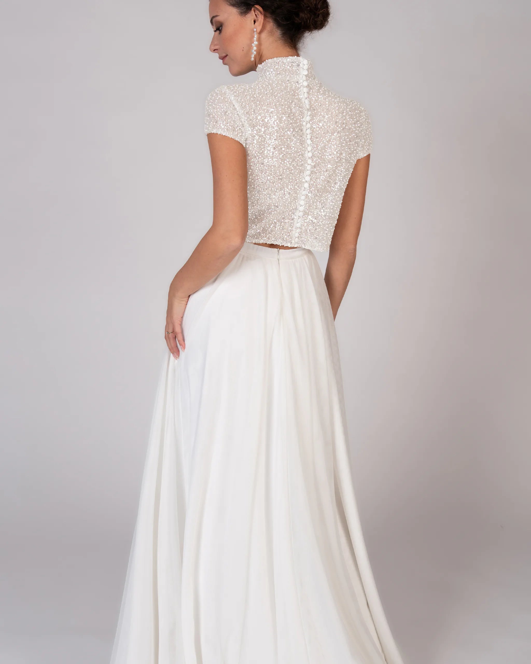 Modernes Hochzeitskleid bodenlanger Tuellrock Perlen Brautoberteil Stehkragen Kurzarm - Detailansicht