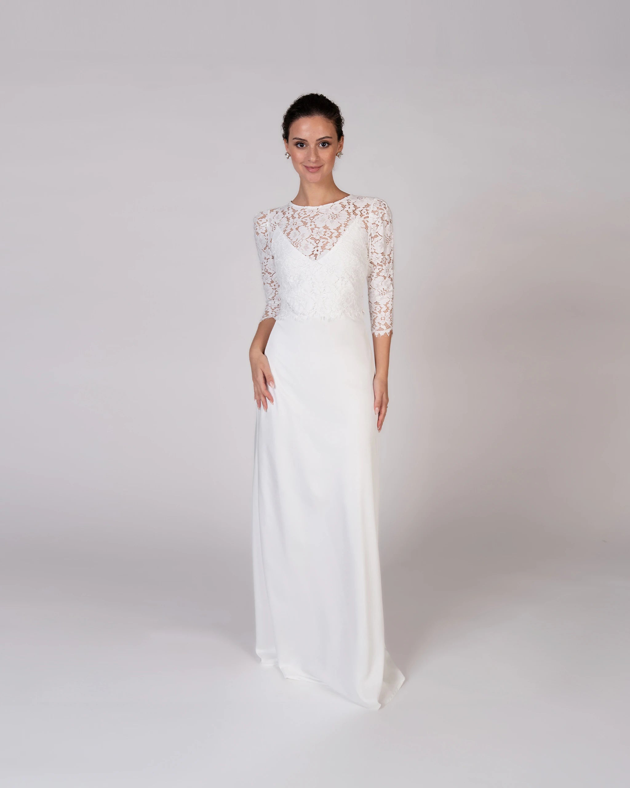 Modernes Hochzeitskleid bodenlanges Slip Dress mit Crop Top aus Vintage Spitze - Ansicht vorne