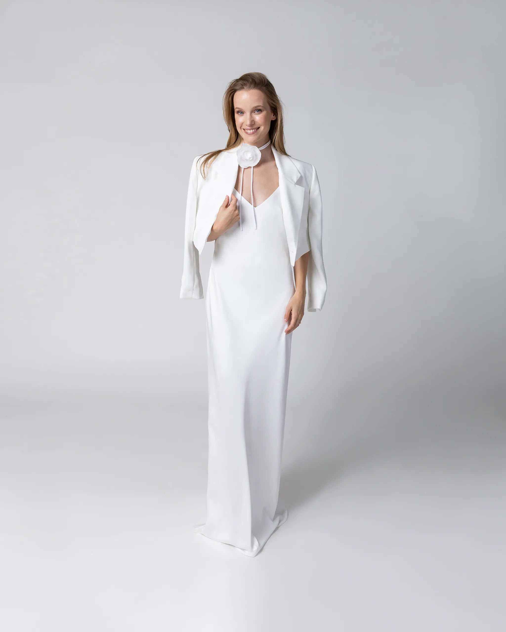 Modernes Standesamtkleid mit Slip Dress, Cropped Braut Blazer und Stoffblume in Ivory
