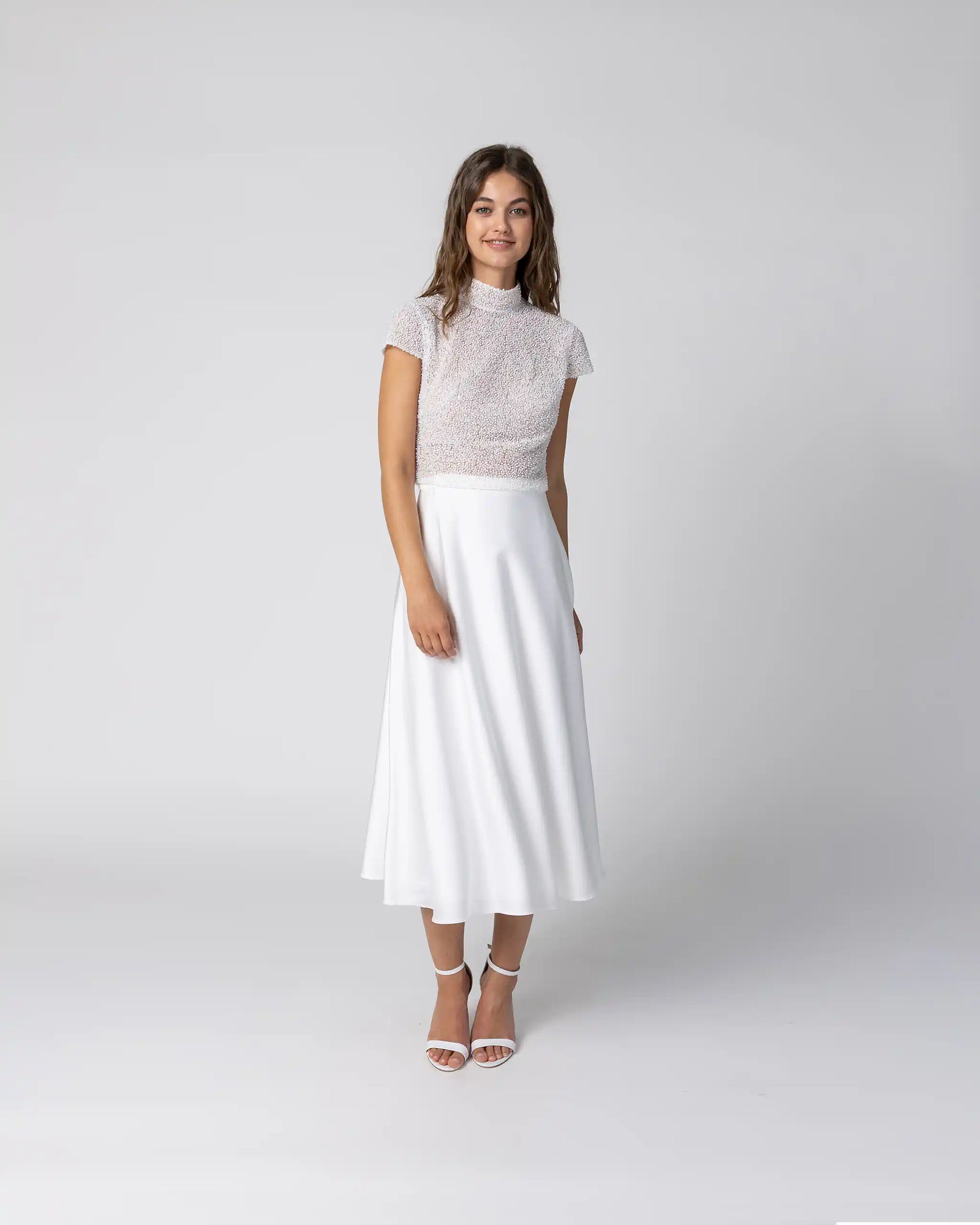 Braut in modernem Standesamtkleid mit hochgeschlossenem Spitzenoberteil und midiweissem Satinrock Ansicht vorne
