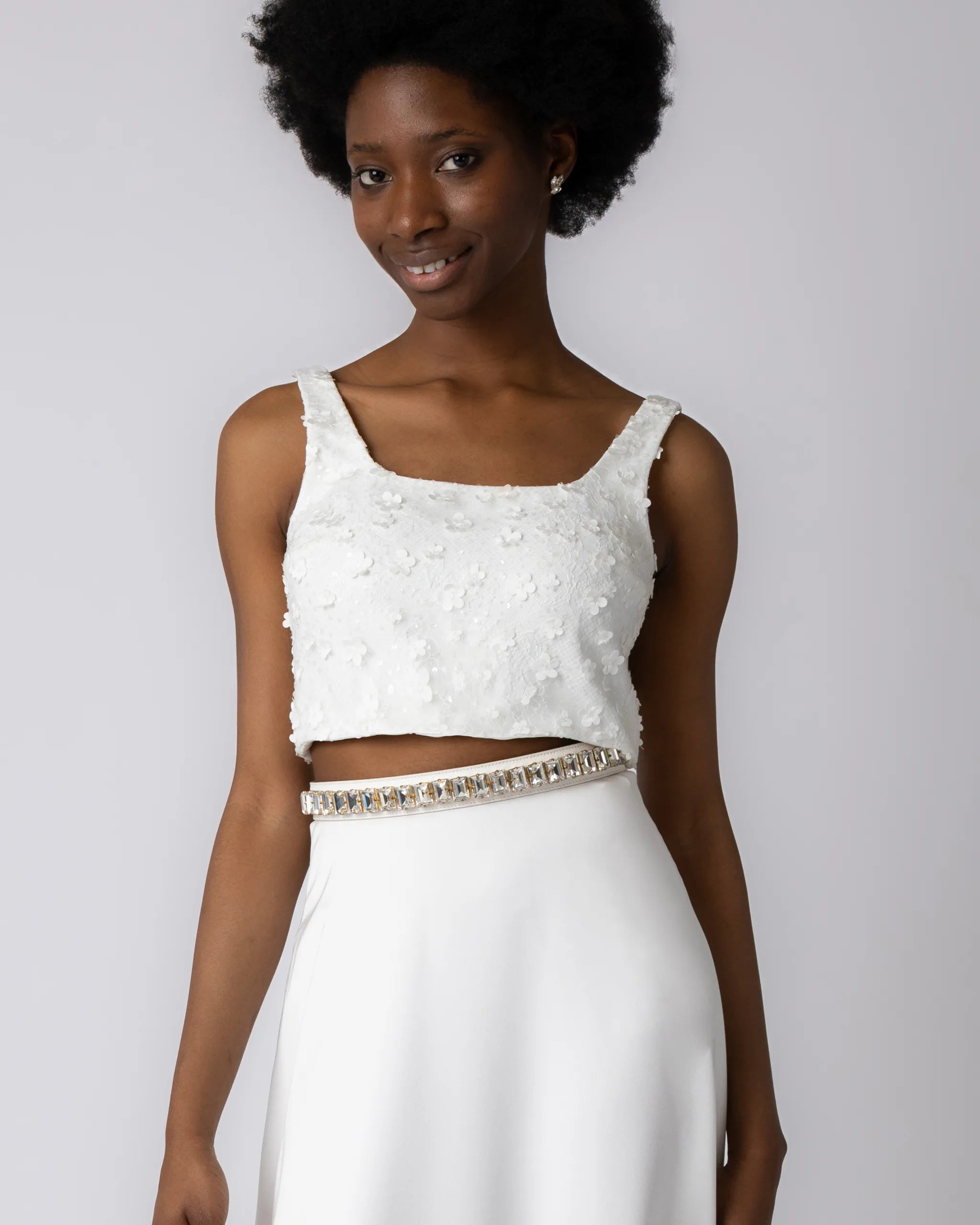 Braut Crop Top mit Karree-Ausschnitt und 3D-Blüten Ansicht vorne