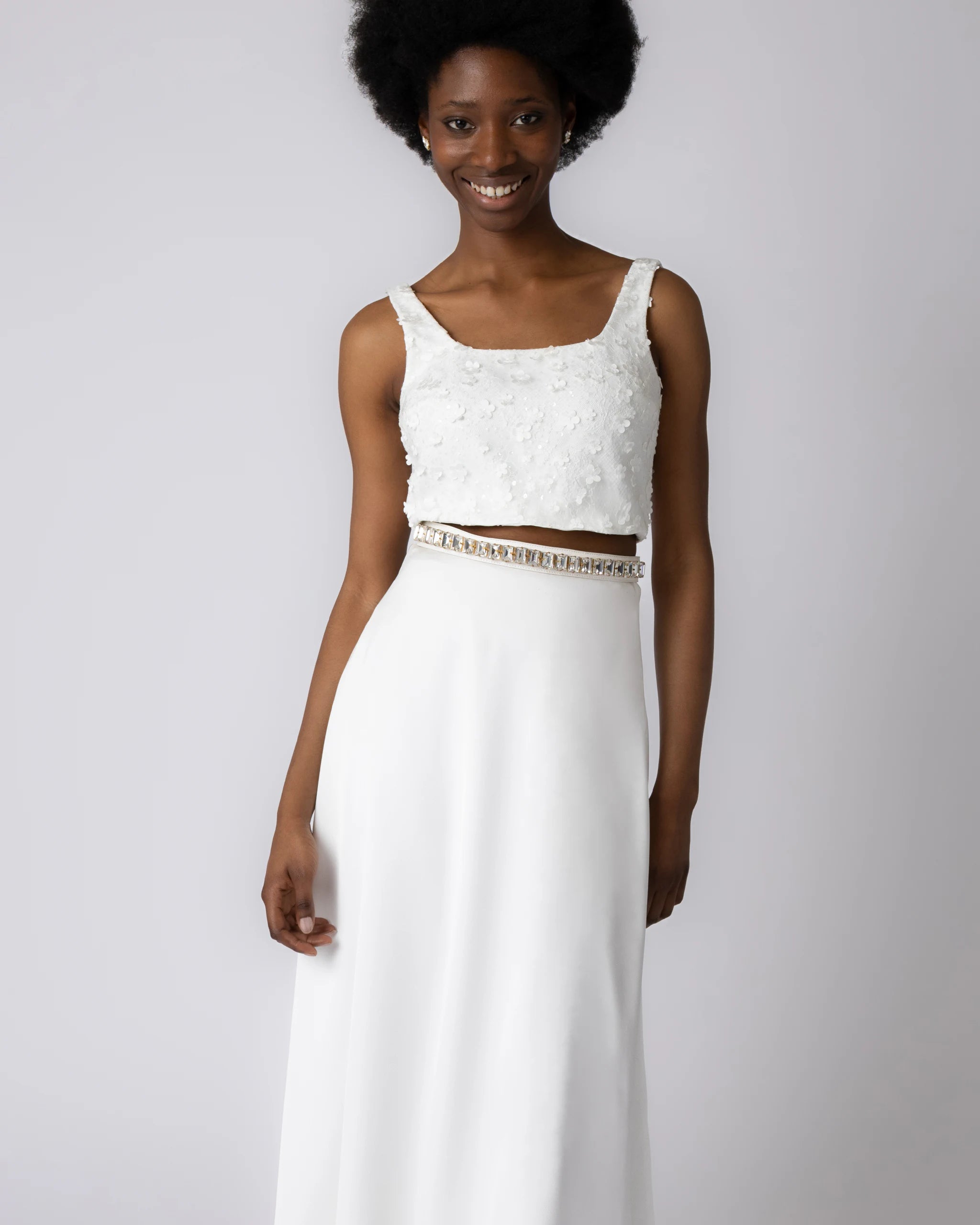 Braut Crop Top mit Karree-Ausschnitt und 3D-Blüten Ansicht vorne