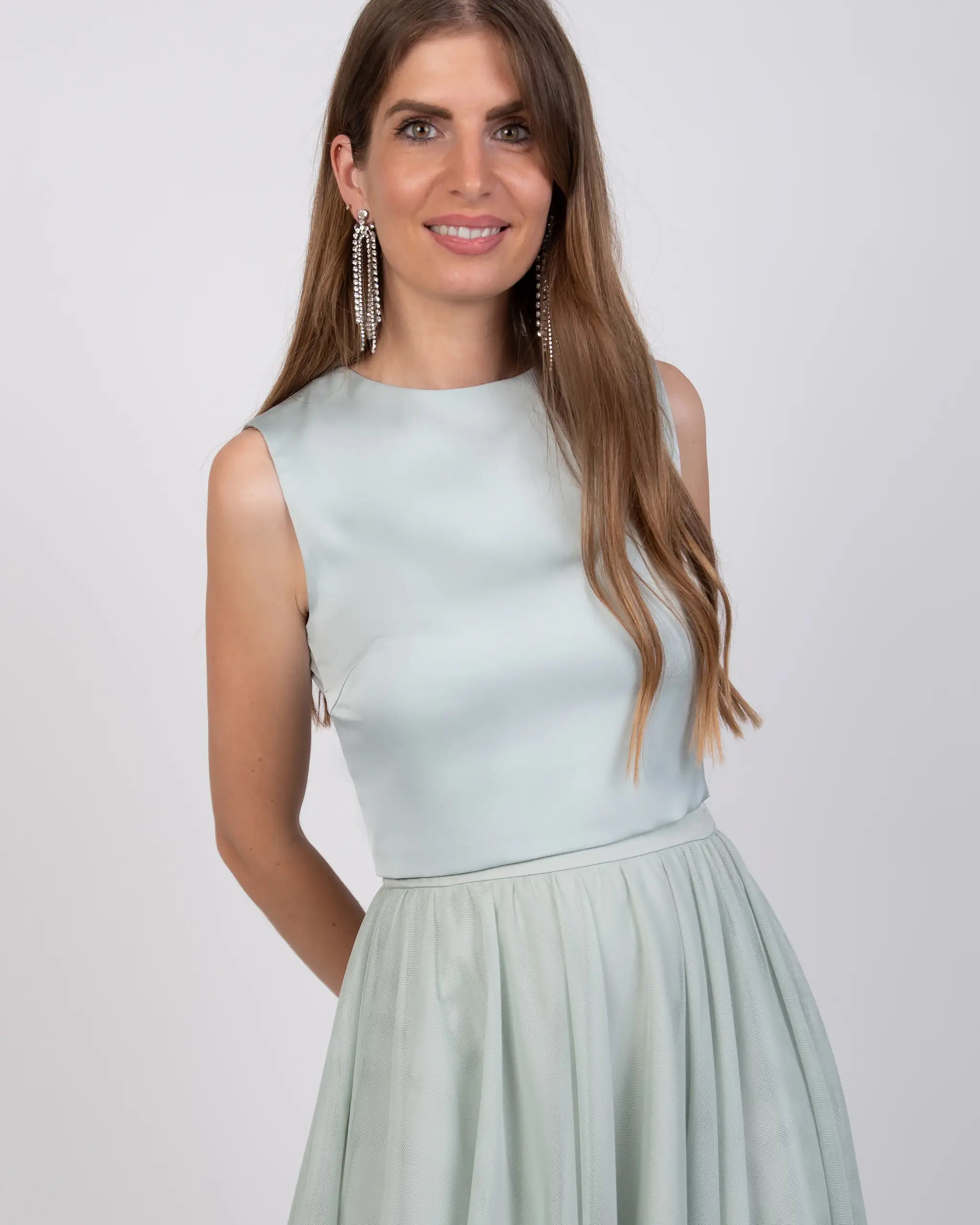 Ärmelloses Crop Top mit rundhals Ausschnitt in salbeigrün Ansicht vorne