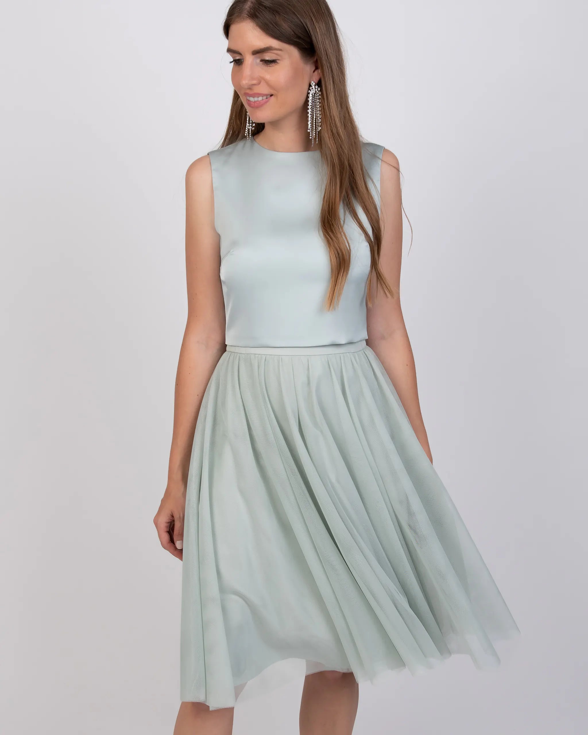 Ärmelloses Crop Top mit rundhals Ausschnitt in salbeigrün Ansicht vorne