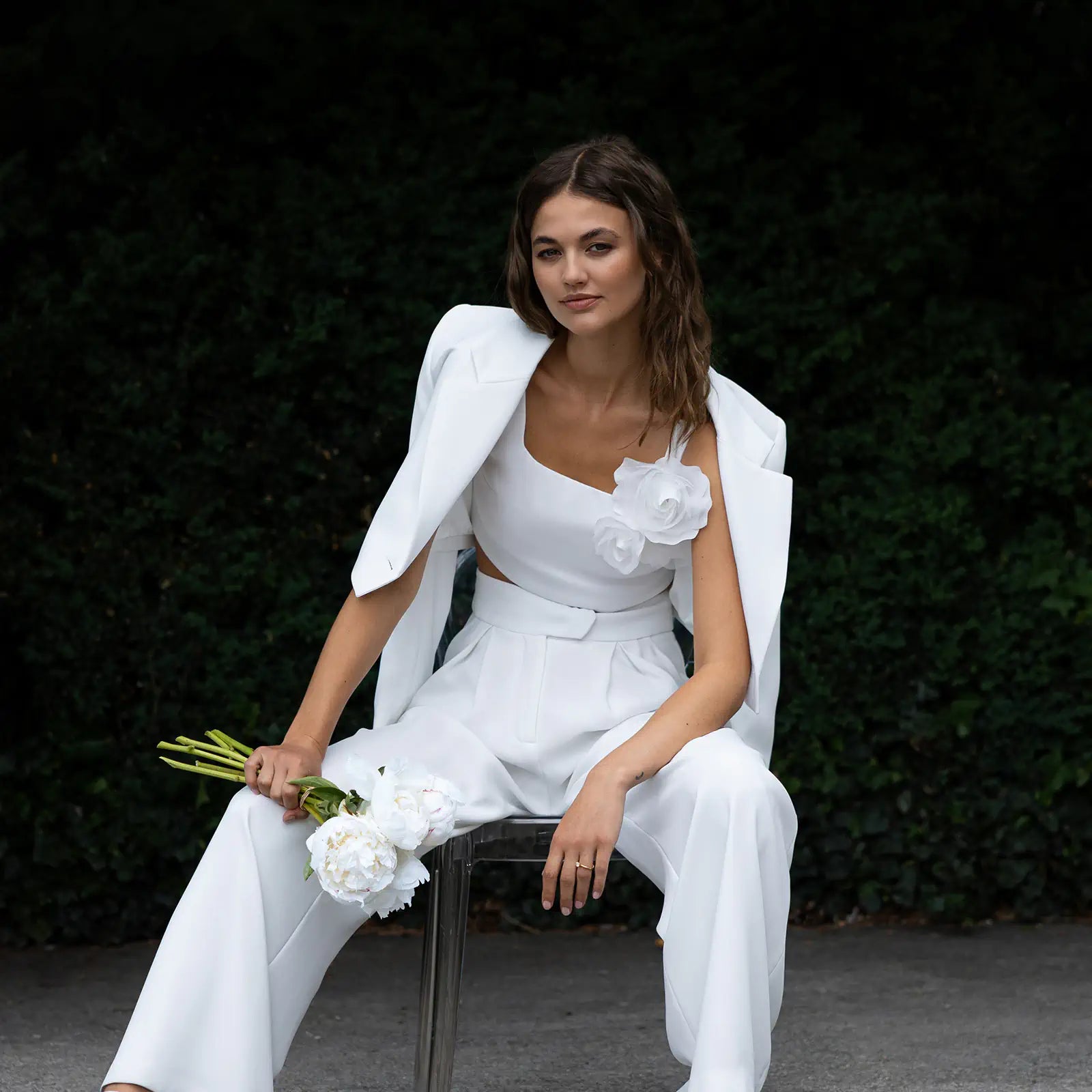 Moderner Hosenanzug Zweiteiler Brauthose und Brautblazer mit einem schlichten Crop Top mit Blumenaplikationen