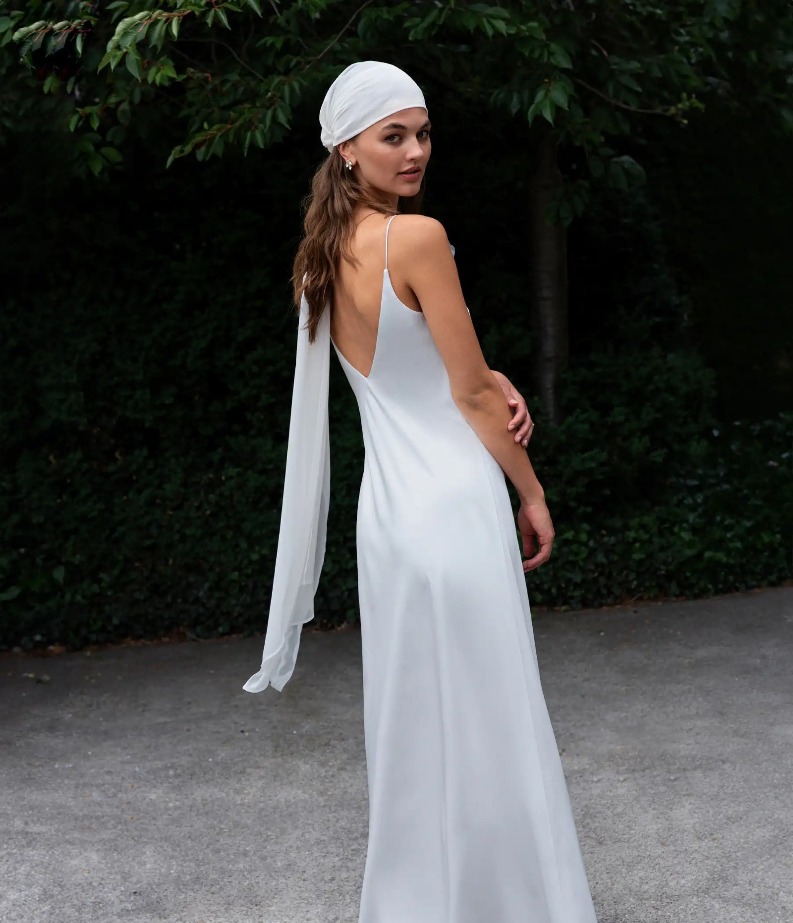 Modernes und schlichtes Brautkleid Slip Dress von POIQYOURDRESS an Gartenhochzeit fotografiert