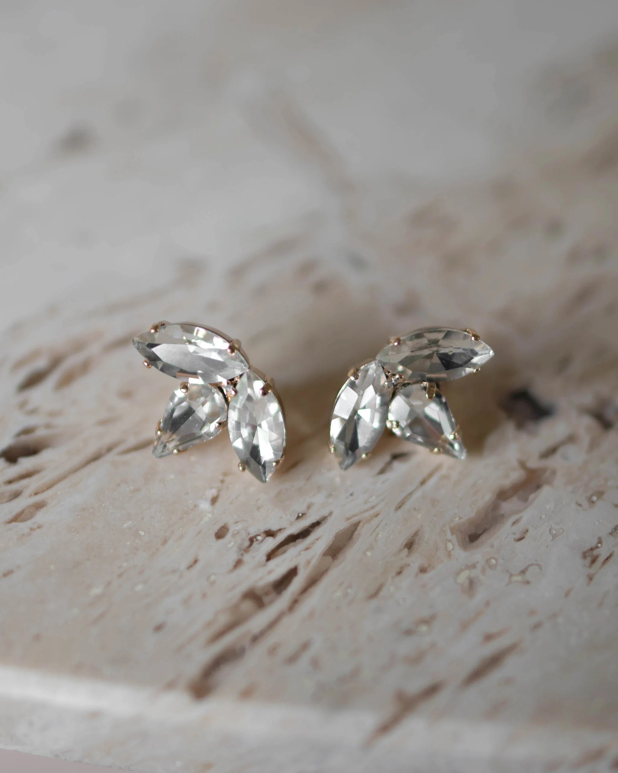 Braut Handschuhe mit 3D-Blüten Detailaufnahme