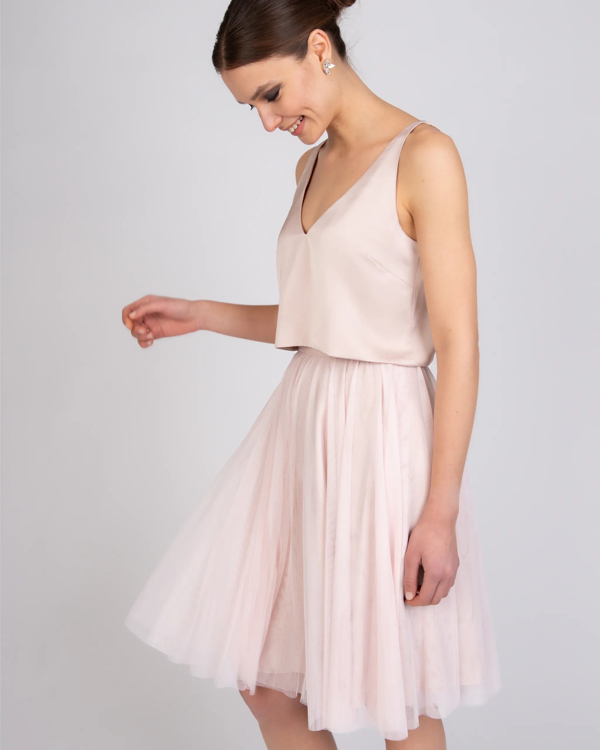 Satin Crop Top mit V-Ausschnitt und schmalen Trägern in rosa Ansicht seitlich