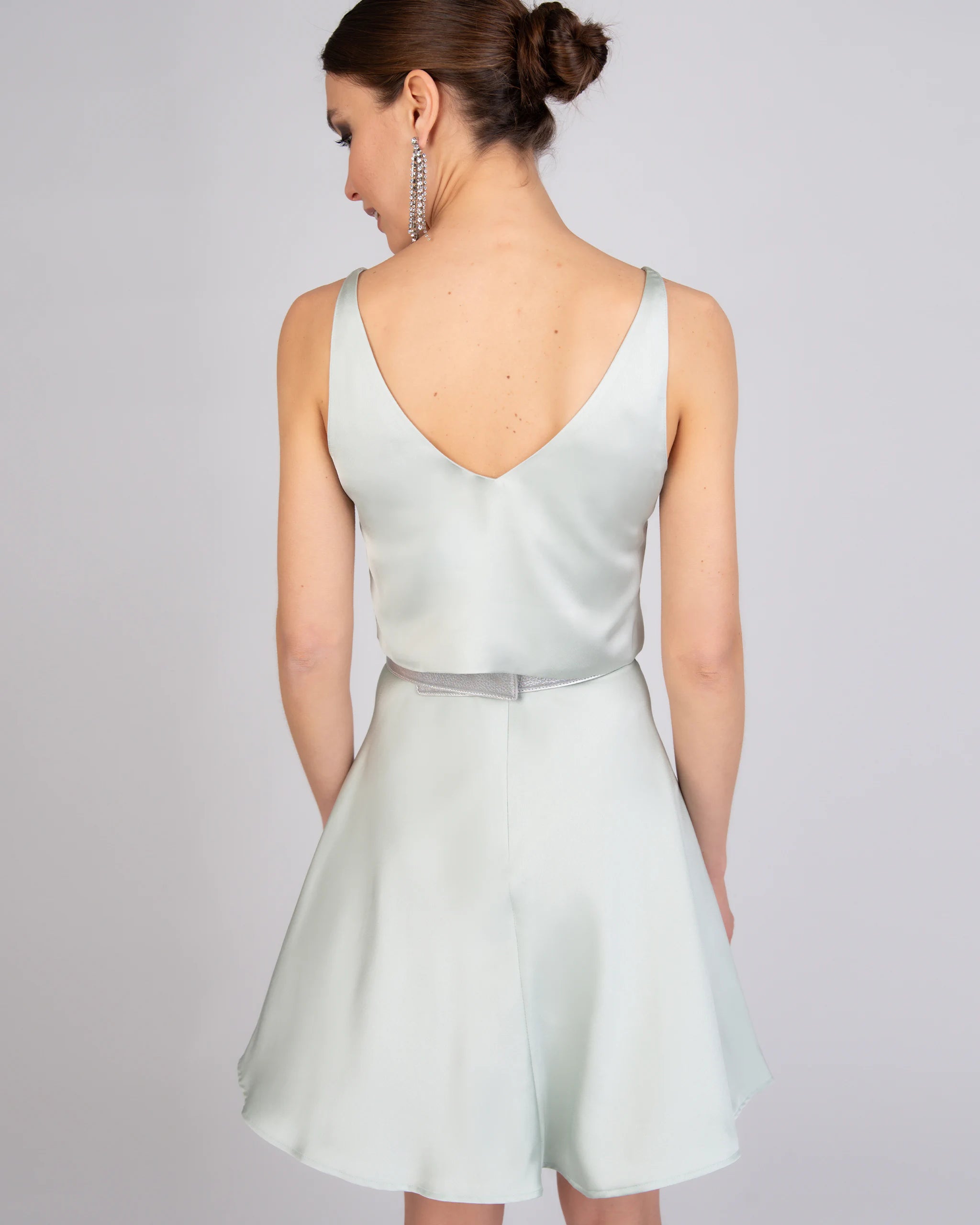 Satin Crop Top mit V-Ausschnitt und schmalen Trägern in salbeigrün Ansicht hinten