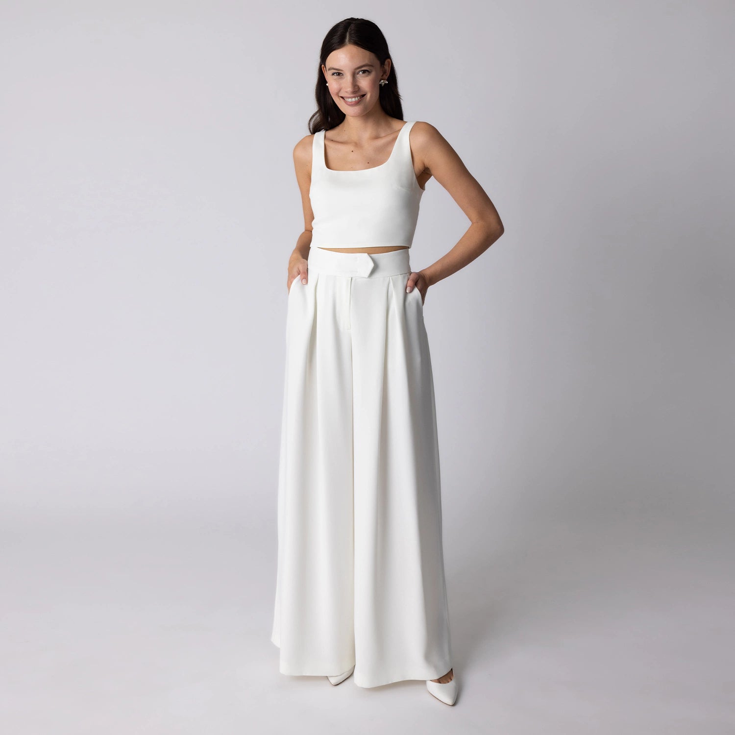 Hosenanzug für die moderne Braut mit weiter Marlenehose und Crop Top in ivory